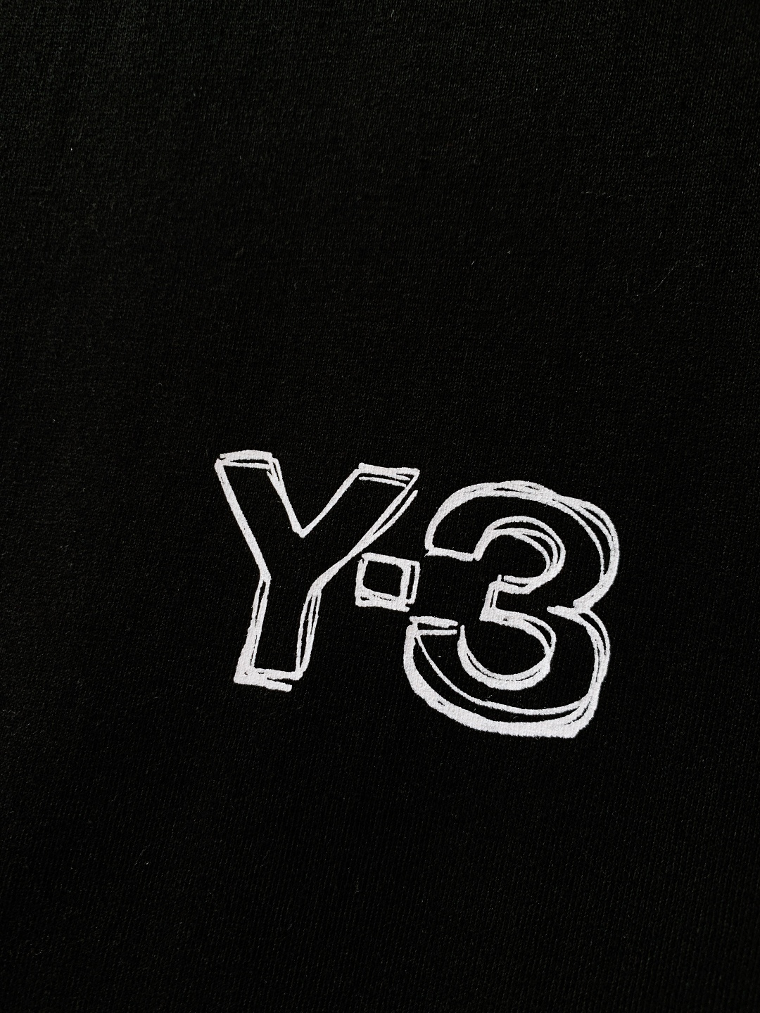 ⚠️🌾Y-3 山本耀司 2026SS早春新品涂鸦印花短袖T恤。260g双纱纯棉面料，挺括有型不软塌，亲肤
