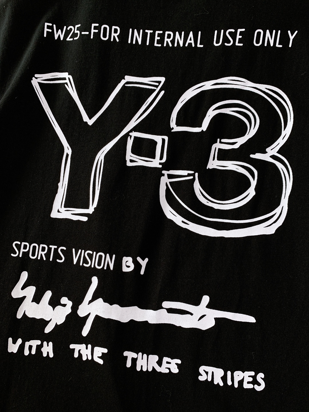 ⚠️🌾Y-3 山本耀司 2026SS早春新品涂鸦印花短袖T恤。260g双纱纯棉面料，挺括有型不软塌，亲肤