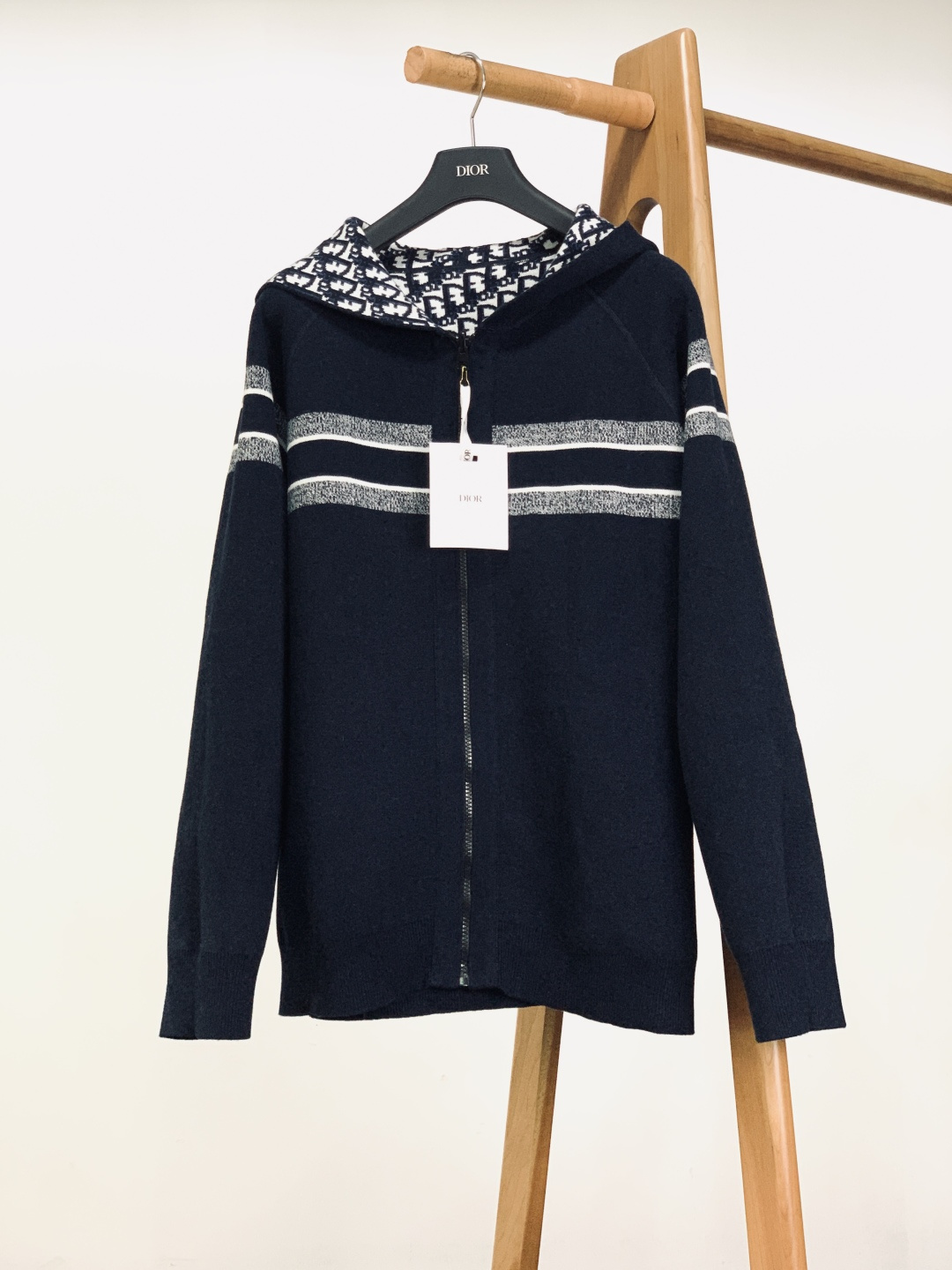 NO:726173,Support the post-year Dior Homme double-sided jacquard hooded sweater. It is made of 97 top-quality cashmere blended fabrics, which feels as soft and skin-friendly as clouds. It combines the warmth of cashmere with the stiffness of nylon. The double-sided knitting process makes the front and back of the fabric fine and smooth, durable and not easy to pill. It is a luxurious base for the autumn and winter wardrobe. Iconic Oblique  Presbyopia jacquard and navy blue solid color are reversible, allowing you to unlock two styles with one piece. The brand letter logo is woven into the back and shoulders to show your identity in a low-key manner. Customized matte black zipper with gold tag details, smooth and high-quality texture. Navy blue ribbed collar, cuffs and hem, closely fit the body shape, windproof and warm.  The same style for men and women. The loose drop-shoulder cut is friendly to all body shapes, and you can maintain neat lines when layered with coats or down jackets. Whether it is daily commuting or autumn and winter outings, a reversible design allows you to cope with different occasions without additional changes. It is a must-have item for you with high taste in autumn and winter. Size S, length 64, bust 116, shoulder width 70, length 66, size M, bust 120, shoulder width 72, length 68, bust 124  Shoulder width 74 XL length 70 Bust 128 Shoulder width 76 ……………………………………………………………… SizeS-XL,,dior,dior,down jacket,hats,19860909支持年后 Dior Homme 迪奥·桀傲 双面穿提花连帽针织衫 采用97顶级羊绒混纺面料,触感如云朵般软糯亲肤,兼具羊绒的保暖性与尼龙的挺括感.双面针织工艺让面料正反两面都细腻平整,耐穿不易起球,是秋冬衣橱的奢级打底. 标志性的 Oblique 老花提花与藏青纯色双面可穿,一件解锁两种风格. 后背与肩部织入品牌字母标识,低调彰显身份. 定制哑光黑拉链,搭配金色吊牌细节,拉合顺滑且质感高级. 藏青罗纹领口、袖口与下摆,紧密贴合身形,防风保暖. 男女同款.宽松落肩剪裁对各种身形友好,叠穿大衣或羽绒服也能保持利落线条.无论是日常通勤、还是秋冬出游,一件双面穿设计让你应对不同场合无需额外换装,是高品位的你秋冬刚需单品. S码衣长64 胸围116 肩宽70 M码衣长66 胸围120 肩宽72 L码衣长68 胸围124 肩宽74 XL码衣长70 胸围128 肩宽76 …………………………………………………… SizeS-XL,,dior,dior,down jacket,hats,,Men's clothing