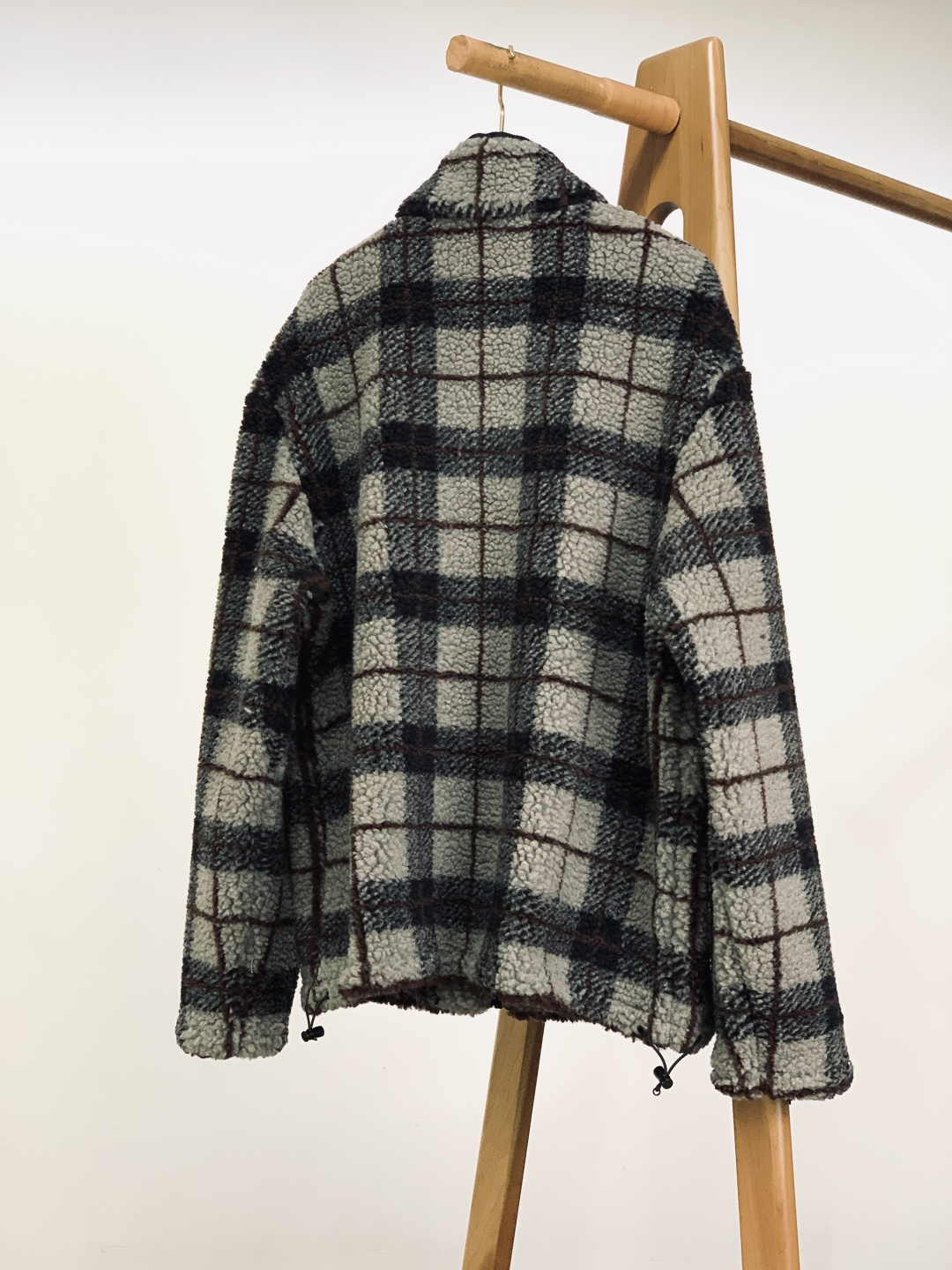 ⚠️🌾Miumiu 缪缪 2026SS早春新品摇粒绒格纹外套。采用高密摇粒绒面料，绒感蓬松柔软，触感温暖