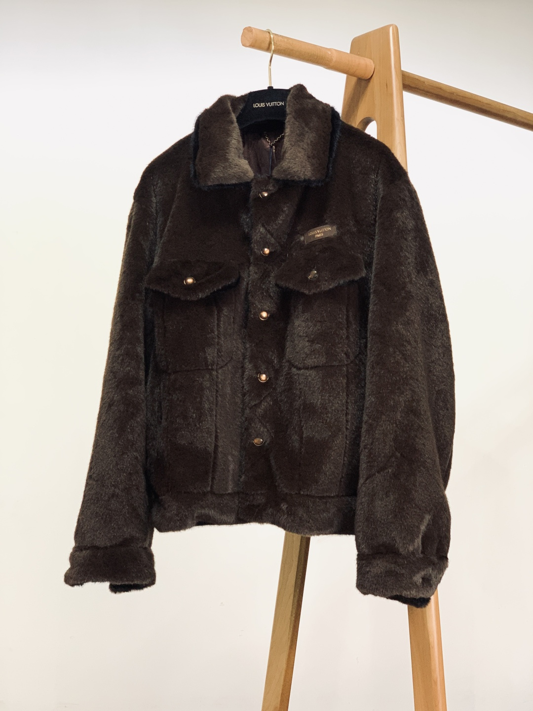 NO:726157,Support the Louis Vuitton Louis Vuitton emblem fur jacket after the New Year. It selects high-density imitation mink fur fabrics, with a dark brown background and fine plush. It feels as smooth as clouds and has the luxurious texture and environmental protection properties of real fur. The interior is fully printed with a Monogram dark pattern lining, which incorporates the brand's iconic elements into the details, giving both warmth and luxury.  The collar and placket are spliced with bright black imitation mink fur, and contrasting colors enhance the visual hierarchy. The stand-up collar fits the neck, keeping warm while enhancing the sophistication of the look. The logo badge is embedded on the left chest, and the gold imprint is clear and sharp; the amber resin buttons at the placket are printed with the brand logo, and are paired with old gold edges, highlighting the brand's ingenuity in the details; the cuffs are also hidden with metal snaps embossed with the letter logo, giving a low-key sense of luxury.  The double patch pocket design combined with slightly loose tailoring takes into account practicality and inclusiveness. The wool cuffs and hem are naturally edged to avoid bloat while ensuring warmth.  This jacket perfectly combines LV's luxury genes and retro workwear style. It can be paired with a turtleneck cashmere sweater and straight trousers to create a business light luxury look, or it can be worn with a sweater and jeans to create a relaxed feeling on the street. The dark brown background is versatile and can be the finishing touch of the style, whether it is autumn and winter commuting, dinner parties or weekend outings. It is an essential winter item that shows taste and identity. Size 46, length 63, bust 114, shoulder width 52, sleeve length 62  Size 48, length 65, chest 118, shoulder width 53, sleeve length 63, size 50, length 67, chest 122, shoulder width 54, sleeve length 64, size 52, length 69, chest 126, shoulder width 55, sleeve length 65...  vuitton,hoodie,sweatshirts,jeans,jackets & coats,19860909支持年后 LouisVuitton 路易威登 徽章皮草外套 甄选高密仿水貂毛皮草面料,深棕底色搭配细腻毛绒,触感柔滑如云朵,兼具真皮草的奢华质感与环保属性.内里采用满印Monogram暗纹衬里,将品牌标志性元素融入细节,保暖性与高级感双重在线. 领口与门襟处拼接亮黑色仿水貂毛,深浅撞色强化视觉层次,立领版型贴合颈部,保暖同时提升造型精致度. 左胸嵌入标识徽章,金色刻印清晰锐利；门襟处的琥珀色树脂纽扣印有品牌标识,搭配做旧金色包边,细节处彰显品牌匠心；袖口处还隐藏着压印字母标识的金属按扣,低调中透出奢华感. 双贴袋设计结合微宽松剪裁,兼顾实用性与包容性,毛质袖口与下摆自然收边,避免臃肿感的同时保证保暖性. 这款外套完美融合了LV的奢华基因与复古工装风格,既能搭配高领羊绒衫与直筒西裤打造商务轻奢造型,也能内搭卫衣与牛仔裤营造街头松弛感.深棕底色百搭不挑人,无论是秋冬通勤、晚宴聚会还是周末出游,都能成为造型的点睛之笔,是彰显品味与身份的冬季刚需单品. 46码衣长63 胸围114 肩宽52 袖长62 48码衣长65 胸围118 肩宽53 袖长63 50码衣长67 胸围122 肩宽54 袖长64 52码衣长69 胸围126 肩宽55 袖长65 …………………………………………………… Size46-52,,louis vuitton,louis vuitton,louis vuitton,hoodie,sweatshirts,jeans,jackets & coats,,Men's clothing