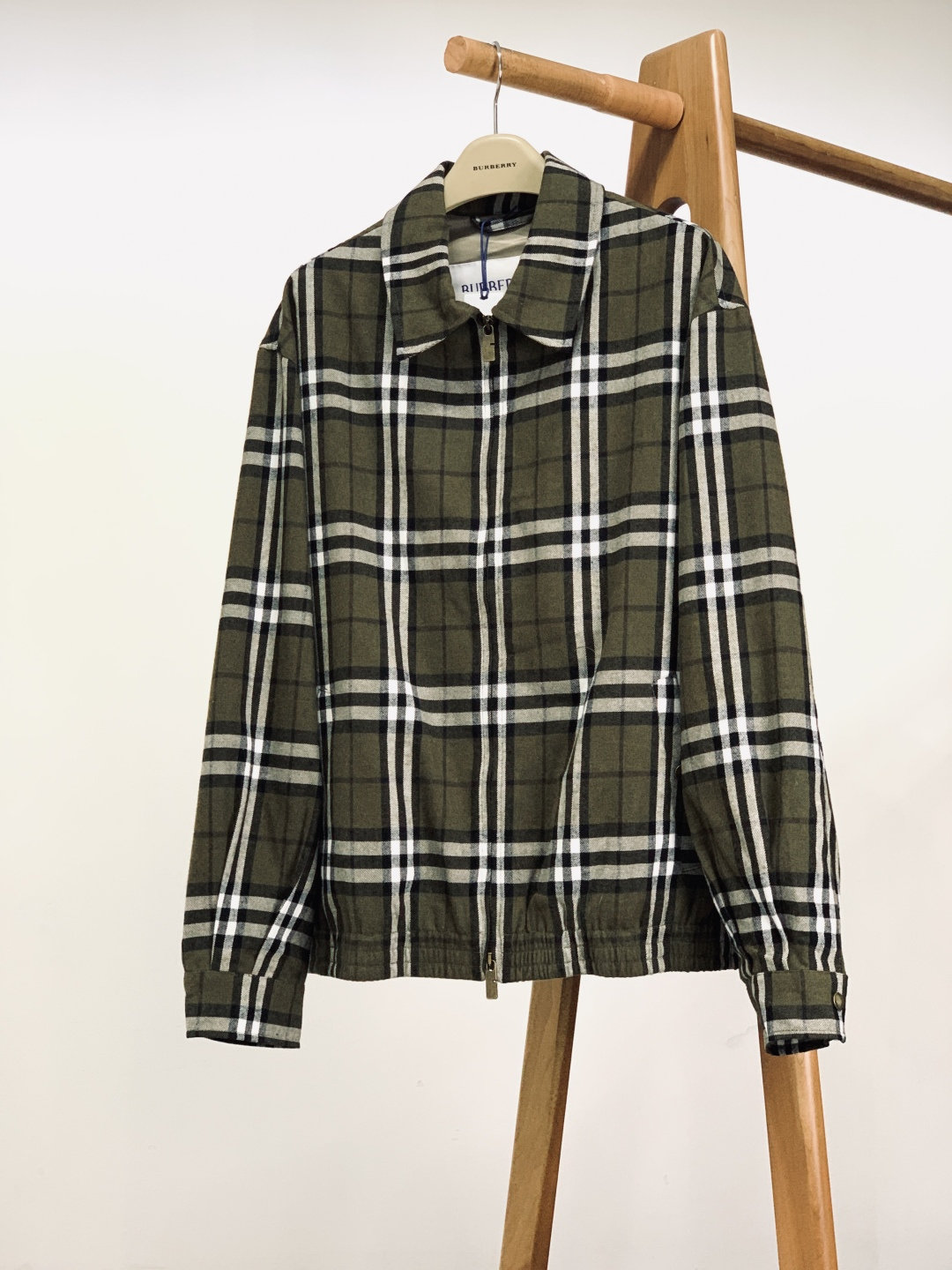 NO:726121,Support the new Burberry 2026 SS early spring checkered lapel jacket after the new year. It is made of high-density polyester fiber blended fabric, and the surface layer is blended with wool ingredients. It has the crispness of the plaid fabric and the soft touch of cashmere. The fabric has been treated with anti-wrinkle and will not be easily deformed after long-term wear. The interior is equipped with a smooth cotton lining, which is skin-friendly and not sweaty when worn. It is suitable for various wearing needs in spring and autumn.  The classic olive green base black and white plaid continues the brand's century-old British plaid gene, with rich visual layers and full recognition. The double-open zipper puller is made of old brass, with a thick texture and smooth opening and closing; the metal buttons on the cuffs and side seams are engraved with the brand  The letter logo and retro details highlight the brand's ingenuity. The lapel shape is neat and elegant, suitable for different wearing styles; the hem adopts an elastic edge design, which fits the body shape and is windproof and warm; the cuff buttons can be adjusted for both practicality and style.  With the classic plaid as its core, this jacket perfectly balances the brand's British elegance and daily practicality through retro metal accessories and neat silhouette. The olive green plaid is versatile and easy to match. It can be paired with a turtleneck sweater and trousers to create a business casual look, or it can be worn with a T-shirt and jeans to create a relaxed feeling on the street. It is suitable for commuting in spring and autumn, light socializing, weekend outings and other scenarios. It is an 'evergreen' item in the wardrobe. Length 67.5, bust 118 in size S  Shoulder Width 51 M Size Length 69 Bust 122 Shoulder Width 52 L Length 70.5 Bust 126 Shoulder Width 5319860909支持年后 Burberry 巴宝莉 2026SS早春新品 格纹翻领夹克外套.采用高密度聚酯纤维混纺面料,表层融入羊毛成分,兼具格纹面料的挺括感与羊绒般的柔软触感.面料经过抗皱处理,久穿不易变形,内里搭配顺滑的棉质衬里,穿着亲肤不闷汗,适配春秋多场景穿着需求. 经典橄榄绿底黑白格纹,延续品牌百年英伦格纹基因,视觉层次丰富且辨识度拉满.双开拉链头采用做旧黄铜色,质感厚重且开合顺滑；袖口与侧缝处的金属纽扣刻有品牌字母标识,复古细节彰显品牌匠心.翻领造型利落大气,适配不同穿搭风格；下摆采用弹力收边设计,贴合身形且防风保暖；袖口纽扣可调节松紧,兼顾实用性与造型感. 这款夹克以经典格纹为核心,通过复古金属配件与利落版型,完美平衡了品牌的英伦优雅与日常实用性.橄榄绿格纹百搭不挑人,既能搭配高领针织衫与西裤打造商务休闲造型,也能内搭T恤与牛仔裤营造街头松弛感,适配春秋通勤、轻社交、周末出游等多场景,是衣橱里的“常青树”单品. S码衣长67.5 胸围118 肩宽51 M码衣长69 胸围122 肩宽52 L码衣长70.5 胸围126 肩宽53 XL码衣长72 胸围130 肩宽54 …………………………………………………… SizeS-XL,,burberry,burberry,jeans,jackets & coats,jackets & coats,tees，t-shirt,,Men's clothing