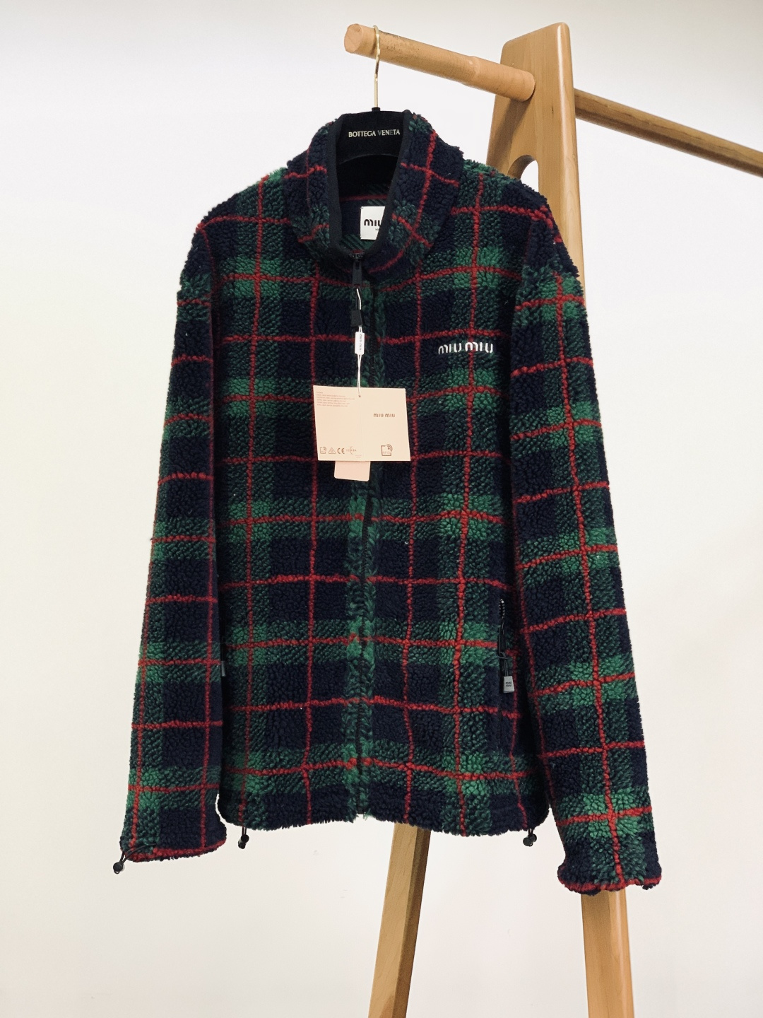 ⚠️🌾Miumiu 缪缪 2026SS早春新品摇粒绒格纹外套。采用高密摇粒绒面料，绒感蓬松柔软，触感温暖