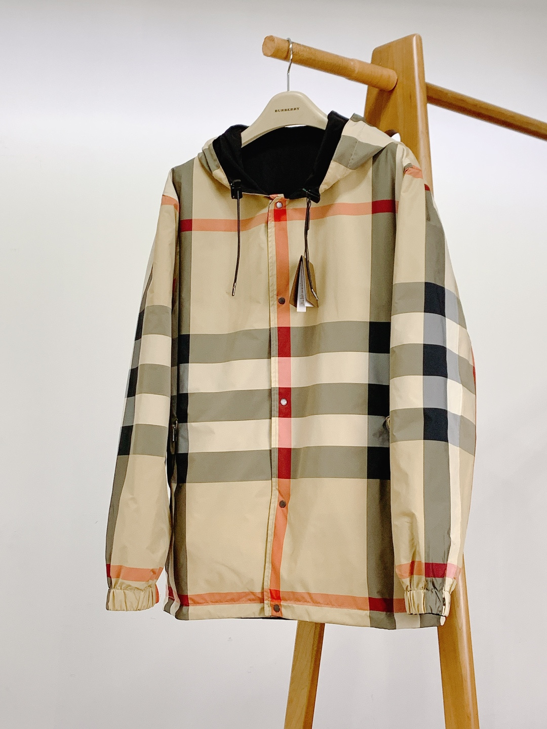 NO:726165,Supporting the post-year market, Burberry's reversible hooded jacket is made of high-density polyester fiber fabric with a waterproof coating on the surface. It has excellent windproof and waterproof properties, is light and smooth to the touch, and is anti-wrinkle and wear-resistant. The double-sided lining is also made of high-density nylon material, which is skin-friendly, breathable and not easy to pilling. It is suitable for wearing in various scenes in spring and autumn.  The double-sided design has an iconic archival plaid on one side, a beige base with a red and black contrasting plaid, making it highly recognizable as a British style; the other side has a minimalist pure black color scheme, with a logo rubber badge embedded on the left chest, giving it a low-key sense of luxury.  The hooded design is equipped with a drawstring buckle engraved with the brand logo, which can freely adjust the tightness of the hood; the placket is double-closed with zippers and snap buttons, which is windproof and warm and can open and close smoothly; the elastic edge design of the cuffs and hem fit the body shape and prevent wind from catching. The metal snaps on the plaid surface are engraved with the brand letter logo, and the pure black rubber badge is full of three-dimensionality; the double-sided stitching is smooth and fine, and the edge binding process is wear-resistant and durable, highlighting the brand's ultimate pursuit of details.  This reversible jacket is based on classic plaid and minimalist pure black, perfectly balancing the brand's British elegance and daily practicality. The plaid surface can be paired with a turtleneck sweater and straight pants to create a retro British look, while the pure black surface can be worn with a sweatshirt and jeans to create a relaxed feeling on the street. It is suitable for spring and autumn commuting, outdoor outings, light socializing and other scenes. It is a cost-effective item that is worth two pieces. Size S length 74, bust 116, shoulder width 48  Size M, length 75, bust 120, shoulder width 49, length 76, bust 124, shoulder width 50, size XL, length 77, bust 128, shoulder width 51,19860909支持年后 Burberry 巴宝莉 双面穿连帽夹克 采用高密聚酯纤维面料,表面经过防水涂层处理,具备优异的防风防水性能,触感轻薄顺滑且抗皱耐磨.双面设计的内衬同样采用高密度尼龙材质,亲肤透气且不易起球,适配春秋多场景穿着需求. 双面穿设计一面是标志性的典藏格纹,米色底搭配红黑撞色格纹,英伦辨识度拉满；另一面是极简纯黑配色,左胸嵌入标识橡胶徽章,低调中透出奢华感. 连帽设计搭配刻有品牌标识的抽绳卡扣,可自由调节帽型松紧；门襟采用拉链+按扣双重闭合,防风保暖且开合顺滑；袖口与下摆的弹力收边设计,贴合身形且不易钻风. 格纹面的金属按扣刻有品牌字母标识,纯黑面的橡胶徽章立体感十足；双面缝合线迹平整细密,边缘包边工艺耐磨耐用,彰显品牌对细节的极致追求. 这款双面穿夹克以经典格纹与极简纯黑为核心,完美平衡了品牌的英伦优雅与日常实用性.格纹面可搭配高领针织衫与直筒裤打造复古英伦造型,纯黑面则能内搭卫衣与牛仔裤营造街头松弛感,适配春秋通勤、户外出游、轻社交等多场景,是一件抵两件的高性价比单品. S码衣长74 胸围116 肩宽48 M码衣长75 胸围120 肩宽49 L码衣长76 胸围124 肩宽50 XL码衣长77 胸围128 肩宽51 …………………………………………………… SizeS-XL,,burberry,burberry,hoodie,sweatshirts,jeans,jackets & coats,hats,,Men's clothing