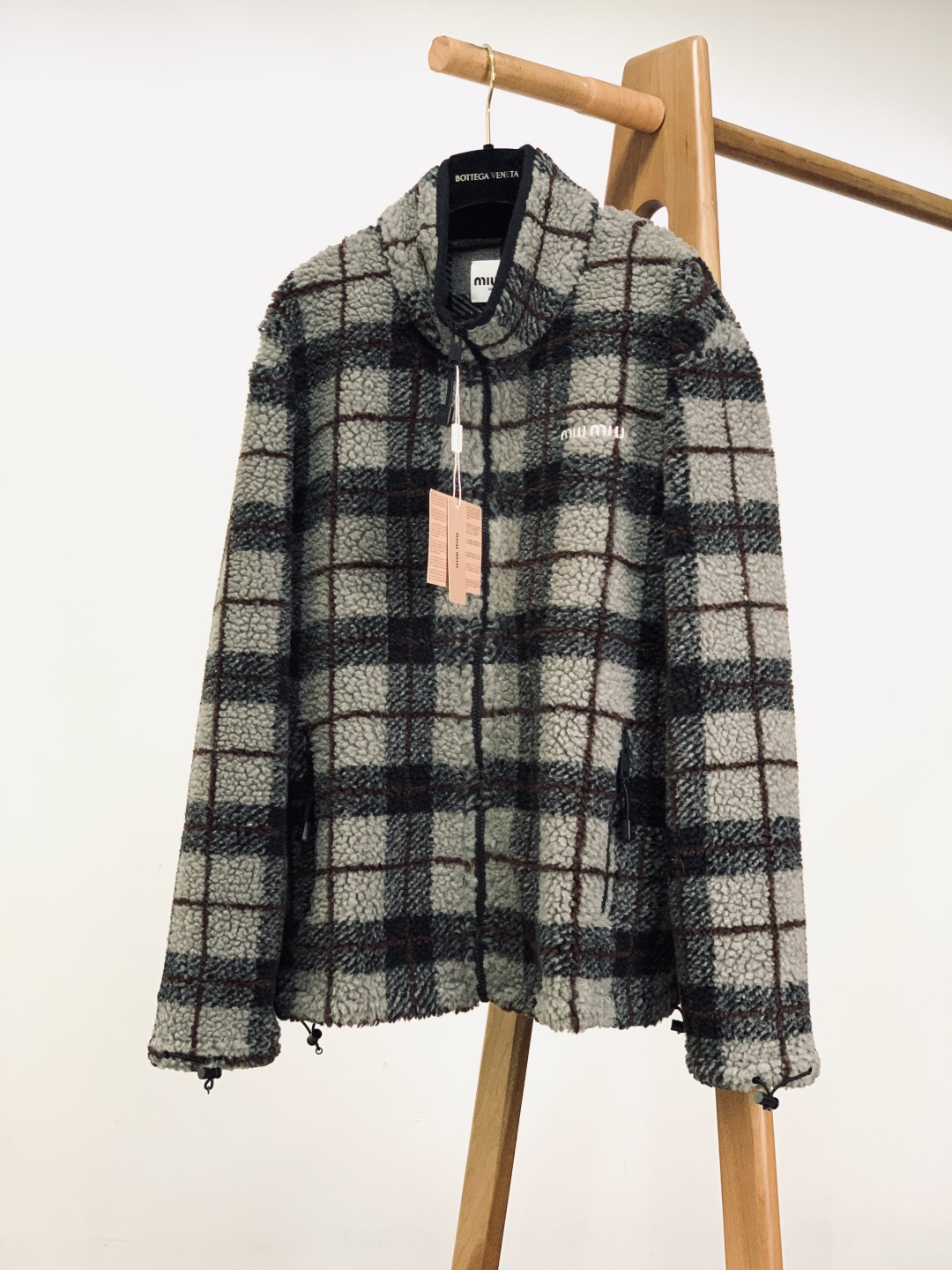 ⚠️🌾Miumiu 缪缪 2026SS早春新品摇粒绒格纹外套。采用高密摇粒绒面料，绒感蓬松柔软，触感温暖