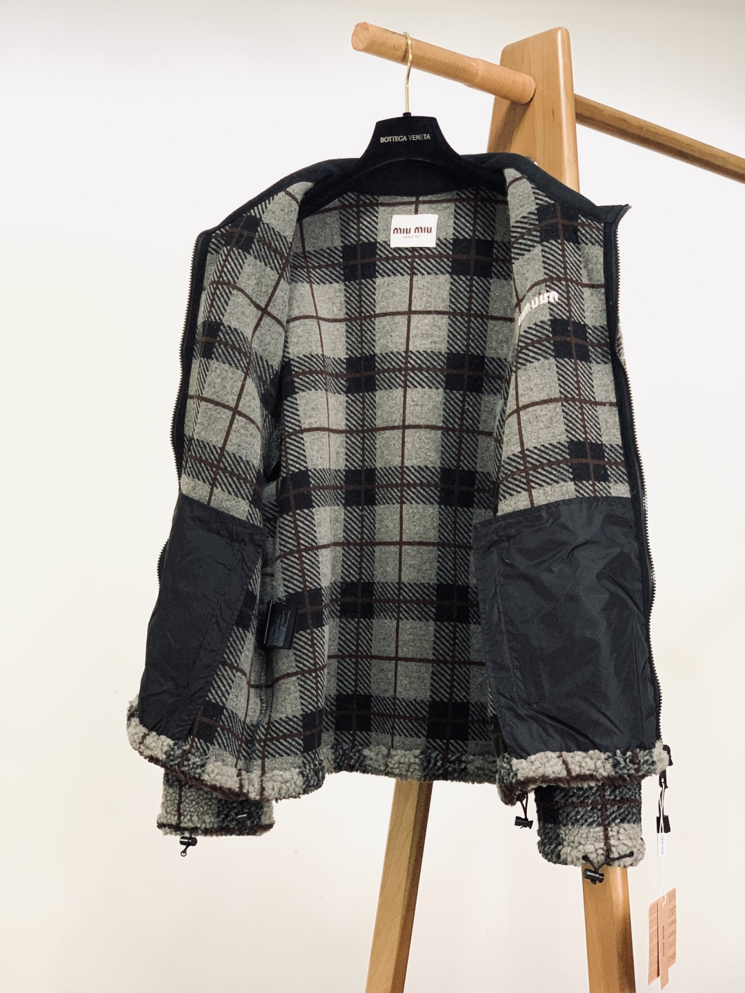 ⚠️🌾Miumiu 缪缪 2026SS早春新品摇粒绒格纹外套。采用高密摇粒绒面料，绒感蓬松柔软，触感温暖