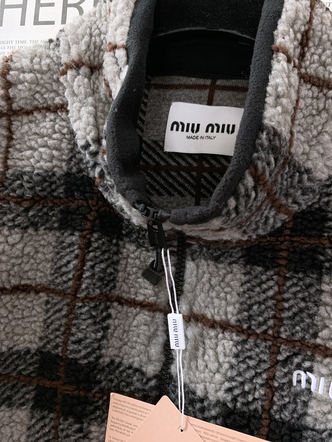 ⚠️🌾Miumiu 缪缪 2026SS早春新品摇粒绒格纹外套。采用高密摇粒绒面料，绒感蓬松柔软，触感温暖