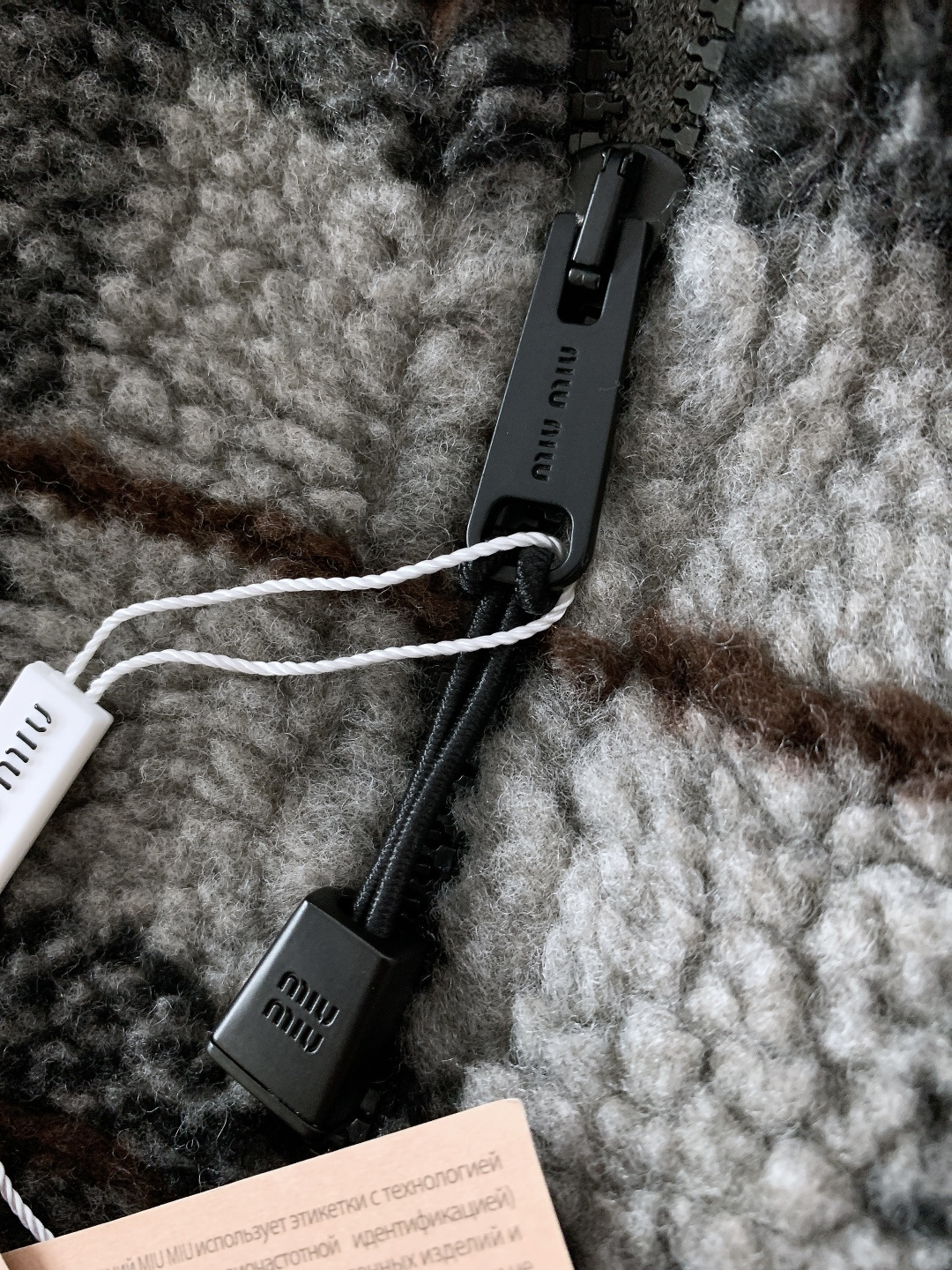 ⚠️🌾Miumiu 缪缪 2026SS早春新品摇粒绒格纹外套。采用高密摇粒绒面料，绒感蓬松柔软，触感温暖