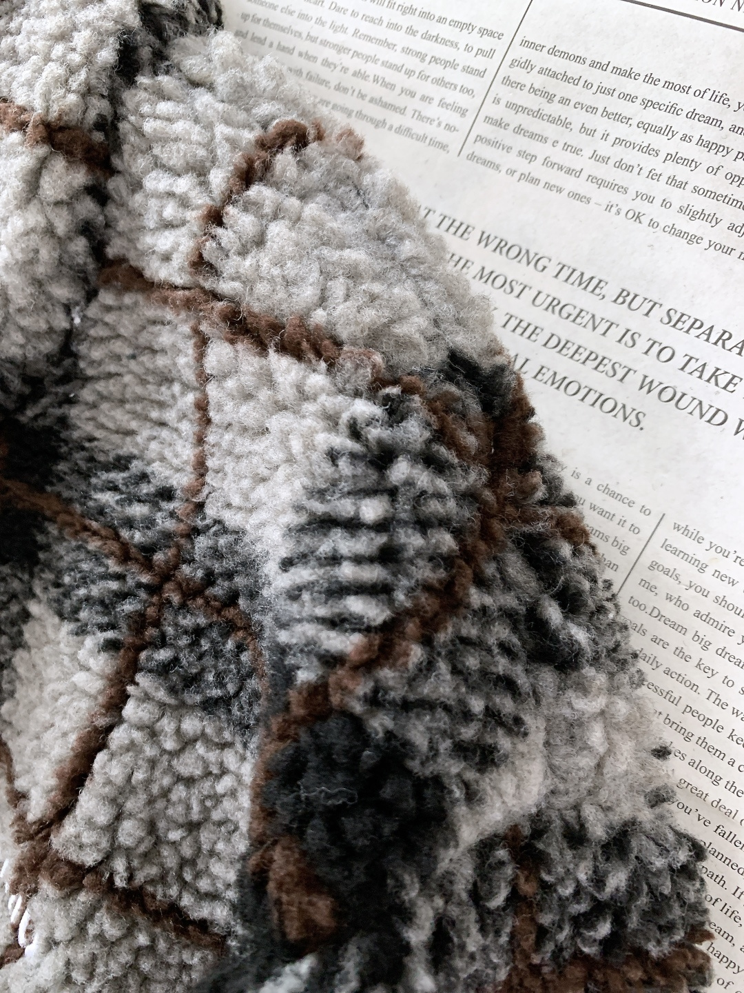 ⚠️🌾Miumiu 缪缪 2026SS早春新品摇粒绒格纹外套。采用高密摇粒绒面料，绒感蓬松柔软，触感温暖