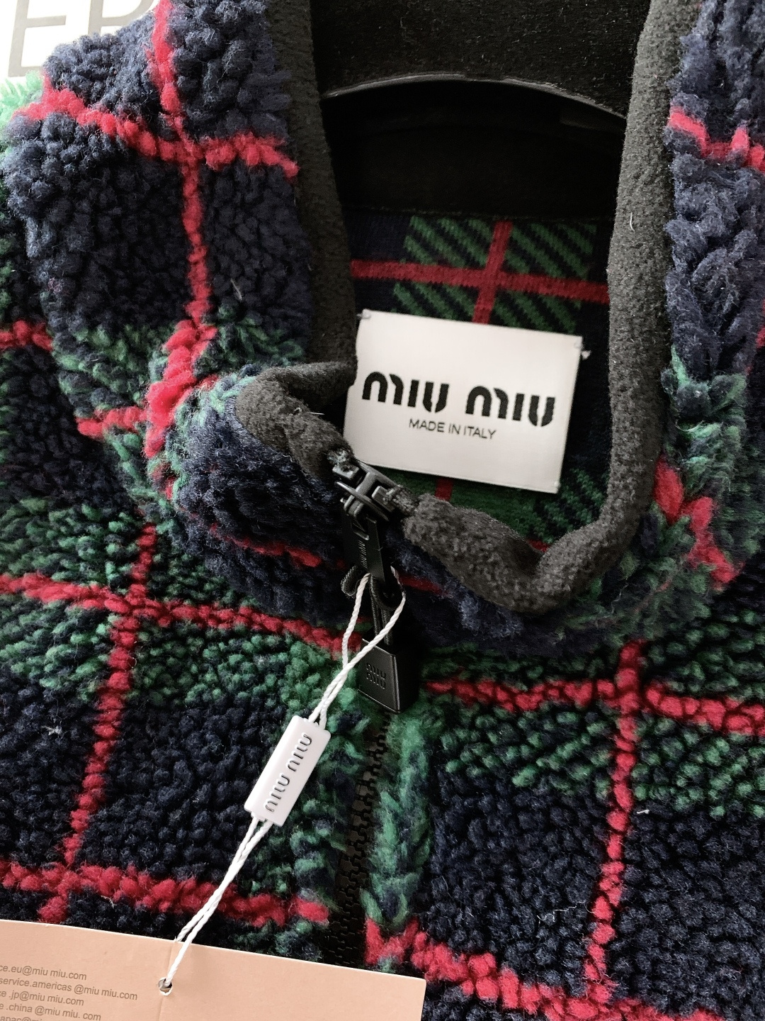 ⚠️🌾Miumiu 缪缪 2026SS早春新品摇粒绒格纹外套。采用高密摇粒绒面料，绒感蓬松柔软，触感温暖