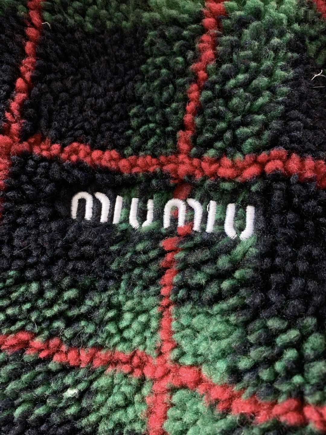 ⚠️🌾Miumiu 缪缪 2026SS早春新品摇粒绒格纹外套。采用高密摇粒绒面料，绒感蓬松柔软，触感温暖