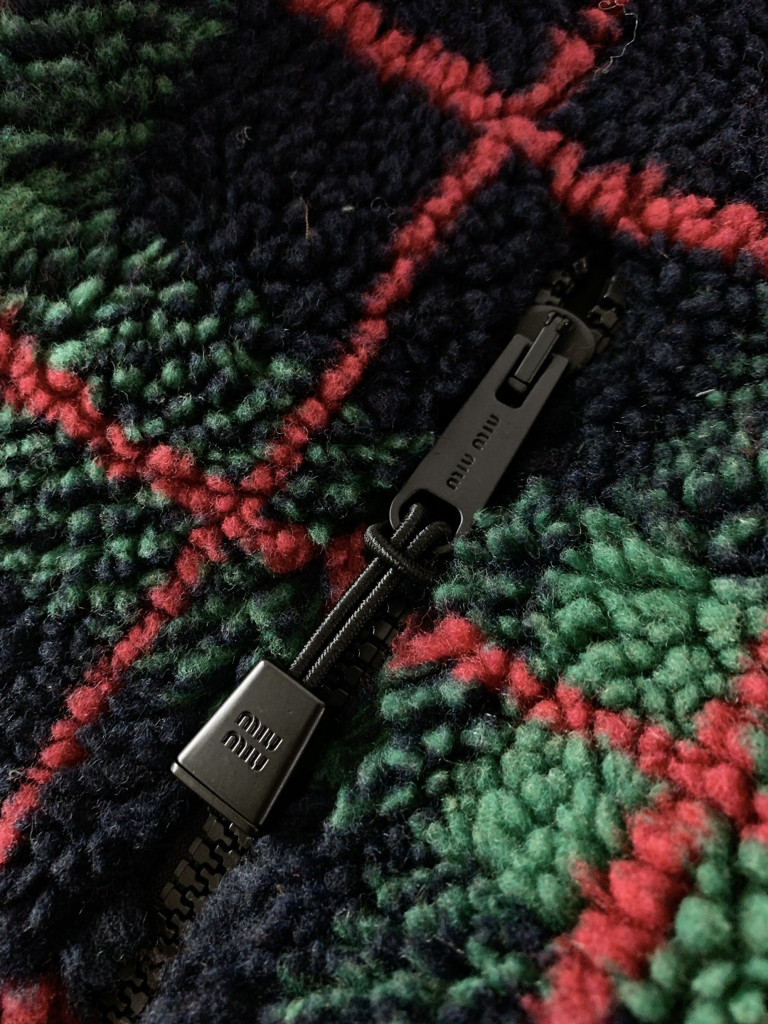 ⚠️🌾Miumiu 缪缪 2026SS早春新品摇粒绒格纹外套。采用高密摇粒绒面料，绒感蓬松柔软，触感温暖