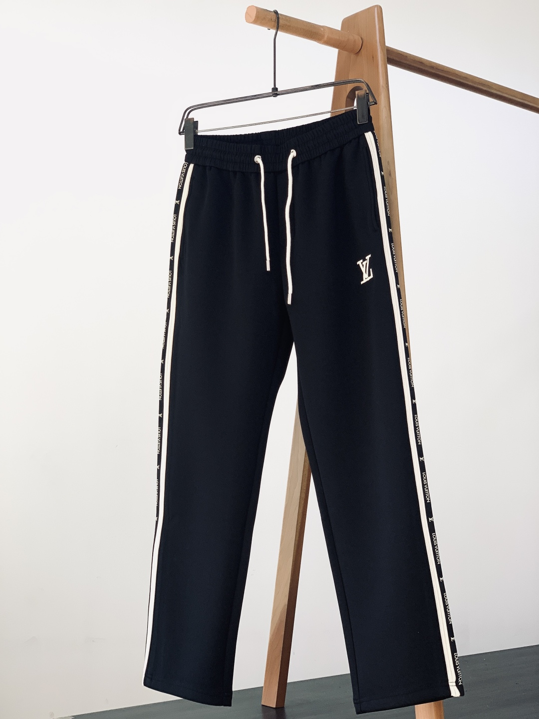 NO:729682,Support the new LouisVuitton Louis Vuitton 2026 SS early spring new products after the year, ribbon embroidered drawstring casual pants, fashion series, unique design, drawstring casual pants. The yarn has been dyed and spun. A major domestic factory exports to Japan and supplies fabrics from several top brands. It feels soft and waxy, quite wide and stylish, and solves the problem of discoloration after washing. The pants are neat and elegant...………………………………………………………………  SizeM-3XL,,louis vuitton,louis vuitton,19860909支持年后 LouisVuitton 路易威登 2026SS早春新品 织带刺绣抽绳休闲裤 时尚系列,独特设计,抽绳休闲长裤 订纱开始订染和订纺. 国内某大厂出口日本 和供应几大顶级品牌的面料. 手感软糯 , 挺阔有型 , 解决 , 洗涤变色的问题. 裤型利落大气 …………………………………………………… SizeM-3XL,,louis vuitton,louis vuitton,,Men's clothing