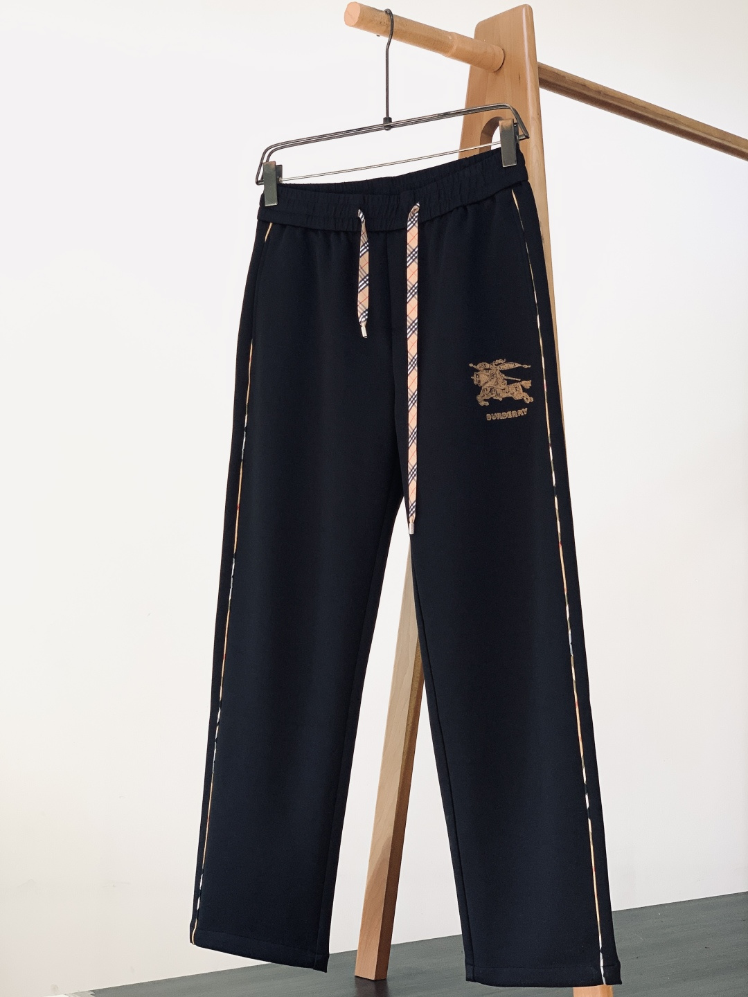 NO:729691,Support Burberry 2026SS early spring new products after the year, embroidered drawstring casual trousers, fashion series, unique design, drawstring casual trousers. The yarn has been dyed and spun. A major domestic factory exports to Japan and supplies fabrics from several top brands. It feels soft and waxy, quite wide and stylish, and solves the problem of discoloration after washing. The pants are neat and elegant... Size M-3XL, burberry, burberry,19860909支持年后 Burberry 巴宝莉 2026SS早春新品 刺绣抽绳休闲裤 时尚系列,独特设计,抽绳休闲长裤 订纱开始订染和订纺. 国内某大厂出口日本 和供应几大顶级品牌的面料. 手感软糯 , 挺阔有型 , 解决 , 洗涤变色的问题. 裤型利落大气 …………………………………………………… SizeM-3XL,,burberry,burberry,,Men's clothing