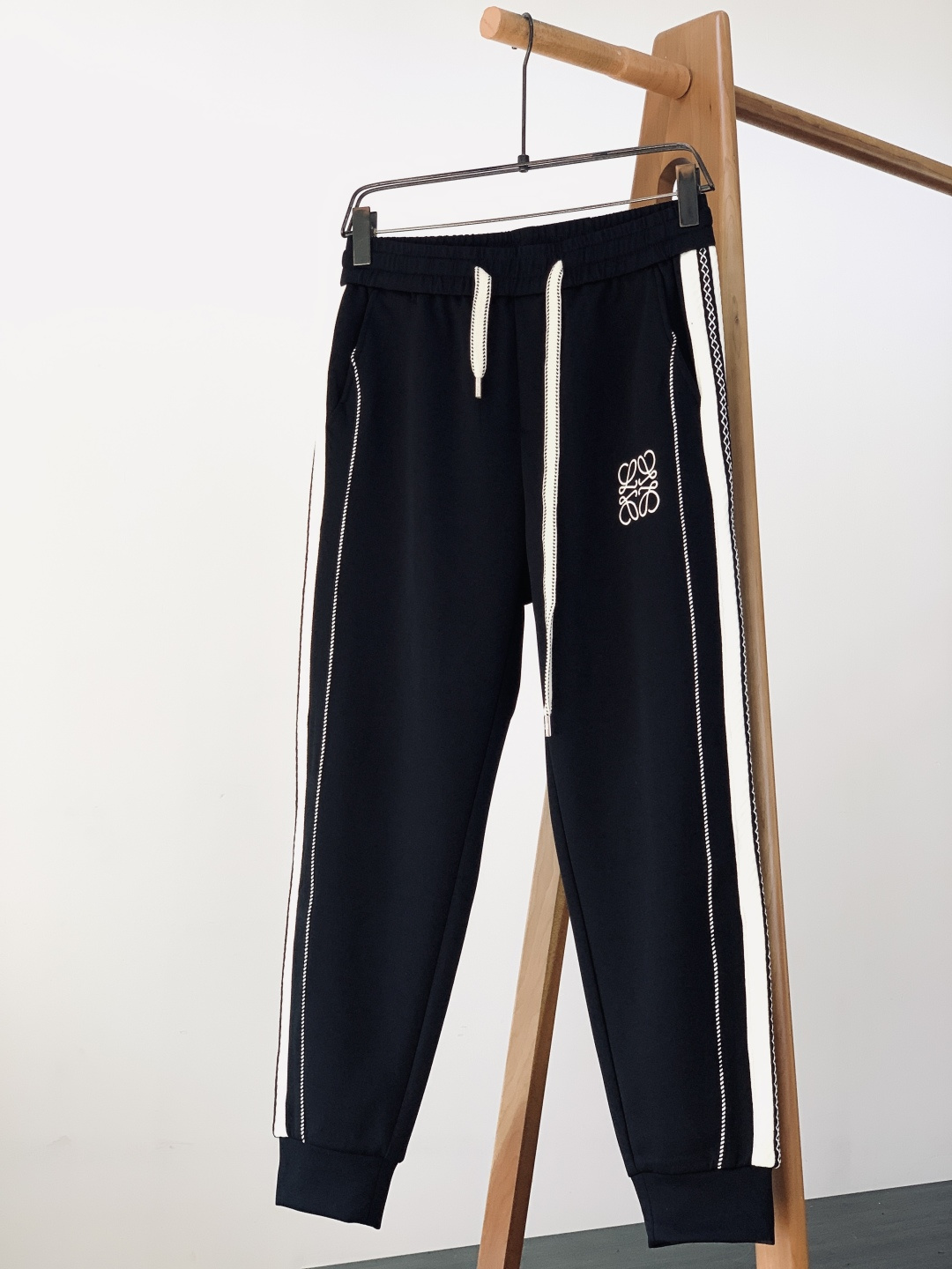 NO:729706,Support the new Loewe 2026 SS early spring new products after the new year, ribbon embroidered drawstring casual pants, fashion series, unique design, drawstring casual pants. The yarn has been ordered for dyeing and spinning. A major domestic factory exports to Japan and supplies fabrics from several top brands. It feels soft and waxy, quite wide and stylish, and solves the problem of discoloration after washing. The pants are neat and elegant...………………………………………………………………  SizeM-3XL,,loewe,loewe,19860909支持年后 Loewe 罗意威 2026SS早春新品 织带刺绣抽绳休闲裤 时尚系列,独特设计,抽绳休闲长裤 订纱开始订染和订纺. 国内某大厂出口日本 和供应几大顶级品牌的面料. 手感软糯 , 挺阔有型 , 解决 , 洗涤变色的问题. 裤型利落大气 …………………………………………………… SizeM-3XL,,loewe,loewe,,Men's clothing