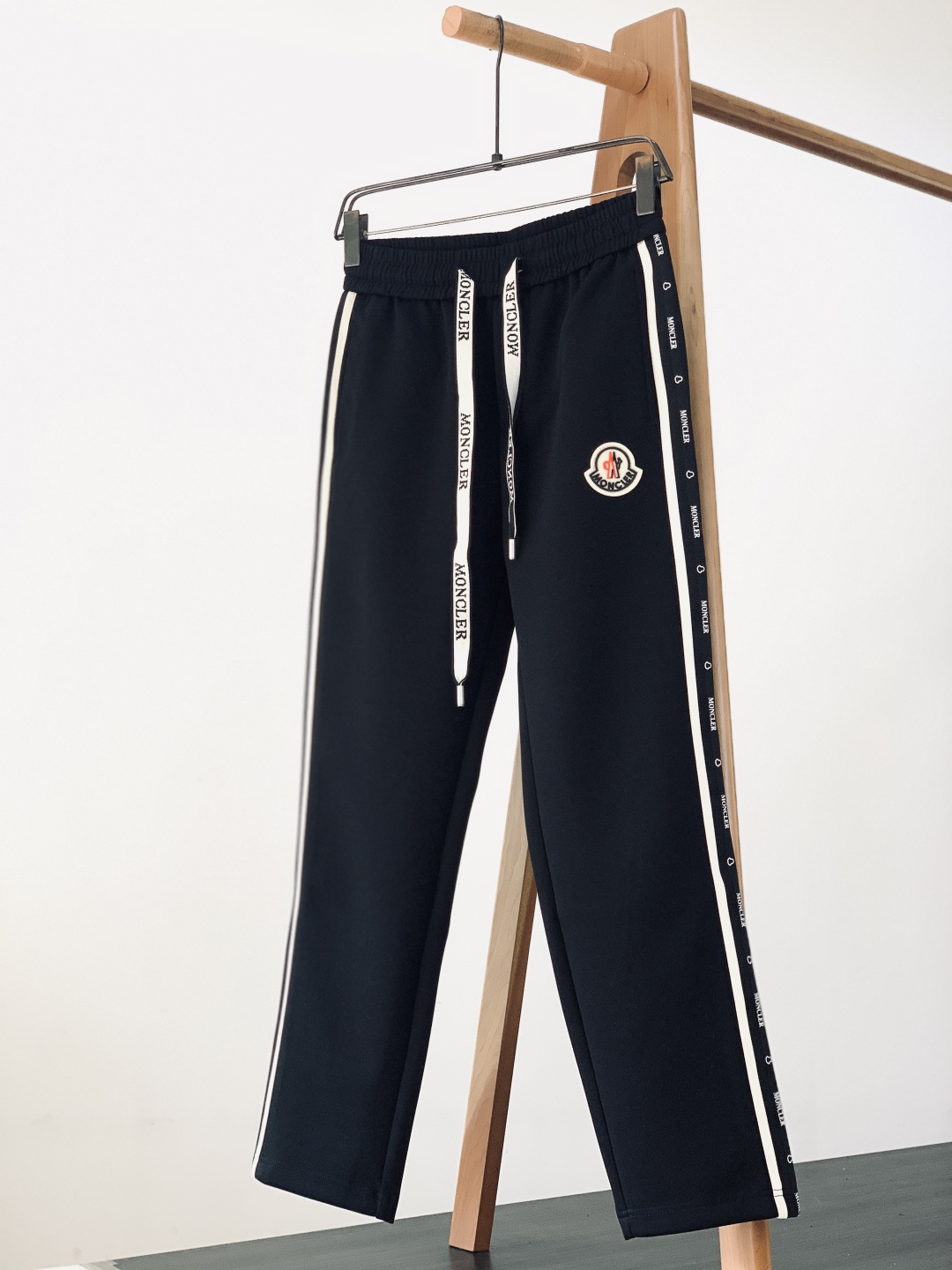 NO:729723,Support Moncler after the new year, 2026SS early spring new products, ribbon badge drawstring casual trousers, fashion series, unique design, drawstring casual trousers. The yarn has been dyed and spun. A major domestic factory exports to Japan and supplies fabrics from several top brands. It feels soft and waxy, quite wide and stylish, and solves the problem of discoloration after washing. The pants are neat and elegant... Size M-3XL, Moncler,19860909支持年后 Moncler 蒙口 2026SS早春新品 织带徽章抽绳休闲裤 时尚系列,独特设计,抽绳休闲长裤 订纱开始订染和订纺. 国内某大厂出口日本 和供应几大顶级品牌的面料. 手感软糯 , 挺阔有型 , 解决 , 洗涤变色的问题. 裤型利落大气 …………………………………………………… SizeM-3XL,,Moncler,,Men's clothing