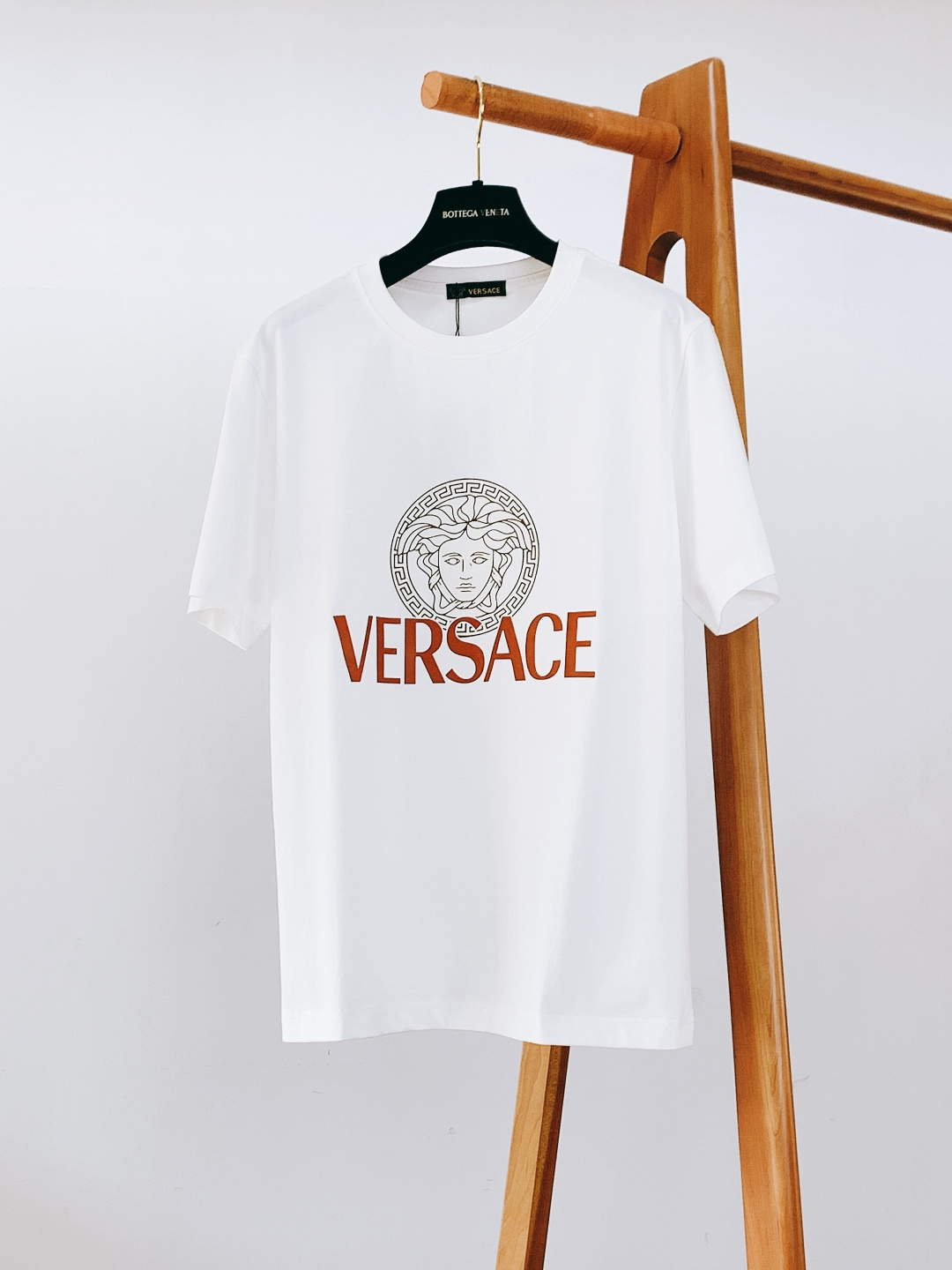 NO:729769,Support the new Versace 2026 SS early spring new product Medusa logo printed T-shirt. Medusa avatar + baroque pattern, with a noble aura!  Made of high-count combed cotton, it is silky and breathable, and the neckline will not deform no matter how you wash it. It comes in black and white with your eyes closed. It looks elegant when worn alone, and can be used for commuting, dating, or parties in one piece!  You must have a luxurious shirt in your wardrobe, you will really regret it if you miss it!  ……………………………………………………………… SizeS-XXL,,versace,versace,tees,t-shirt,19860909支持年后 Versace 范思哲 2026SS早春新品 美杜莎标识印花T恤. 美杜莎头像+巴洛克花纹,自带贵族气场！ 高支精梳棉,丝滑透气,领口怎么洗都不变形. 黑白两色闭眼入,单穿内搭都显贵,通勤/约会/派对一件搞定！ 衣橱里必须有一件的奢华战袍,错过真的会后悔！ …………………………………………………… SizeS-XXL,,versace,versace,tees，t-shirt,,Men's clothing