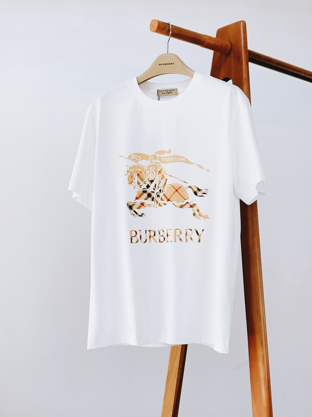 Burberry 巴宝莉 2026SS春夏新品战马格纹标识T恤，简约大气自带高级感，上身就是低调奢华风。