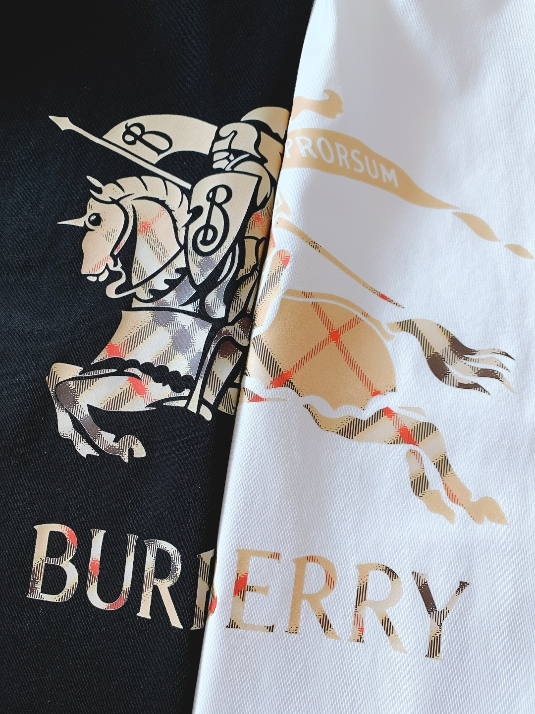 Burberry 巴宝莉 2026SS春夏新品战马格纹标识T恤，简约大气自带高级感，上身就是低调奢华风。