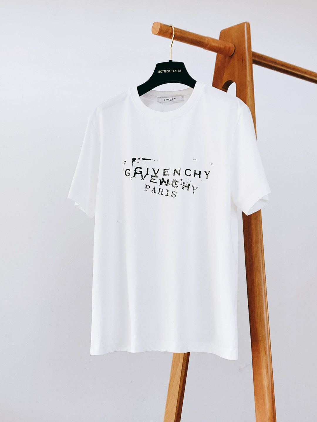 NO:729790,Support the new Givenchy 2026 SS spring and summer new product Graffiti Logo T-shirt after the New Year, street art collides with high luxury texture, a must-have when going out in spring and summer!  The high-count combed cotton fabric imported from Italy has been pre-shrunk with liquid ammonia. It is soft and skin-friendly and is washable and will not deform after long-term wear. The double-layered overlapping graffiti logo on the chest and the old mottled craftsmanship bring a retro street feel and are highly recognizable. The same style for men and women, the upper body is fashionable and versatile, and a T-shirt can unlock many styles!  Two colors available……………………………………………………………… SizeS-XXL,,givenchy,givenchy,tees,t-shirt,19860909支持年后 Givenchy 纪梵希 2026SS春夏新品 涂鸦Logo T恤,街头艺术碰撞高奢质感,春夏出街必入款！ 意大利进口高支精梳棉面料,经过液氨预缩水处理,柔软亲肤还耐洗,久穿不变形. 胸前双层重叠涂鸦Logo,做旧斑驳工艺自带复古街头感,辨识度拉满. 男女同款,上身时尚百搭,一件T恤解锁N种风格！两色可选 …………………………………………………… SizeS-XXL,,givenchy,givenchy,tees，t-shirt,,Men's clothing