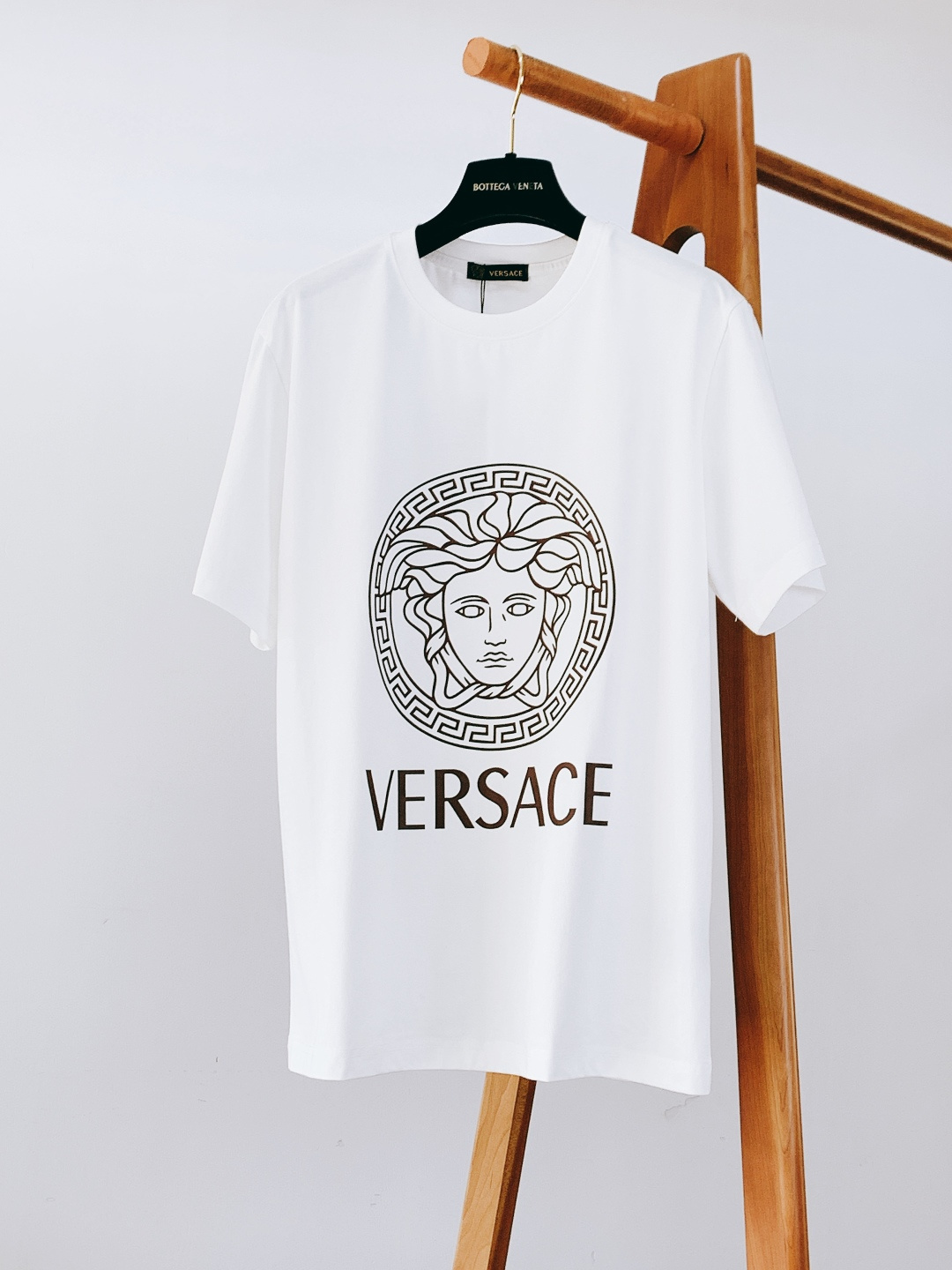NO:729756,Support the new Versace 2026 SS early spring new product Medusa logo printed T-shirt. Medusa avatar + baroque pattern, with a noble aura!  Made of high-count combed cotton, it is silky and breathable, and the neckline will not deform no matter how you wash it. It comes in black and white with your eyes closed. It looks elegant when worn alone, and can be used for commuting, dating, or parties in one piece!  You must have a luxurious shirt in your wardrobe, you will really regret it if you miss it!  ……………………………………………………………… SizeS-XXL,,versace,versace,tees,t-shirt,19860909支持年后 Versace 范思哲 2026SS早春新品 美杜莎标识印花T恤. 美杜莎头像+巴洛克花纹,自带贵族气场！ 高支精梳棉,丝滑透气,领口怎么洗都不变形. 黑白两色闭眼入,单穿内搭都显贵,通勤/约会/派对一件搞定！ 衣橱里必须有一件的奢华战袍,错过真的会后悔！ …………………………………………………… SizeS-XXL,,versace,versace,tees，t-shirt,,Men's clothing