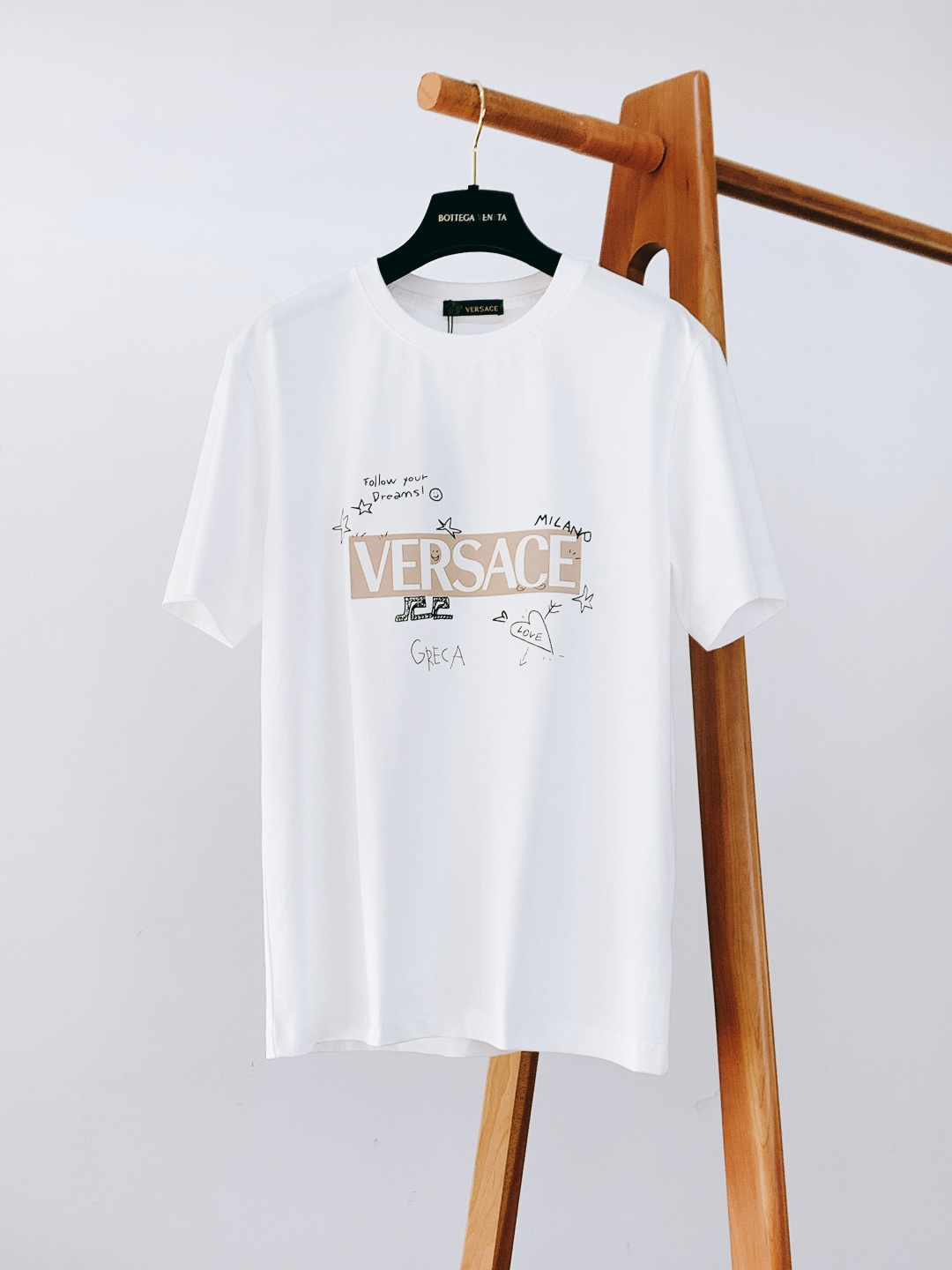 NO:729776,Support the new Versace 2026 SS early spring new product logo printing T-shirt after the new year. Logo printing + baroque pattern, with its own aristocratic aura!  Made of high-count combed cotton, it is silky and breathable, and the neckline will not deform no matter how you wash it. It comes in black and white with your eyes closed. It looks elegant when worn alone, and can be used for commuting, dating, or parties in one piece!  You must have a luxurious shirt in your wardrobe, you will really regret it if you miss it!  ……………………………………………………………… SizeS-XXL,,versace,versace,tees,t-shirt,19860909支持年后 Versace 范思哲 2026SS早春新品 标识印花T恤. 标识印花+巴洛克花纹,自带贵族气场！ 高支精梳棉,丝滑透气,领口怎么洗都不变形. 黑白两色闭眼入,单穿内搭都显贵,通勤/约会/派对一件搞定！ 衣橱里必须有一件的奢华战袍,错过真的会后悔！ …………………………………………………… SizeS-XXL,,versace,versace,tees，t-shirt,,Men's clothing