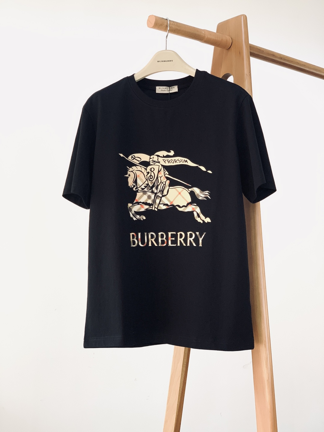 Burberry 巴宝莉 2026SS春夏新品战马格纹标识T恤，简约大气自带高级感，上身就是低调奢华风。
