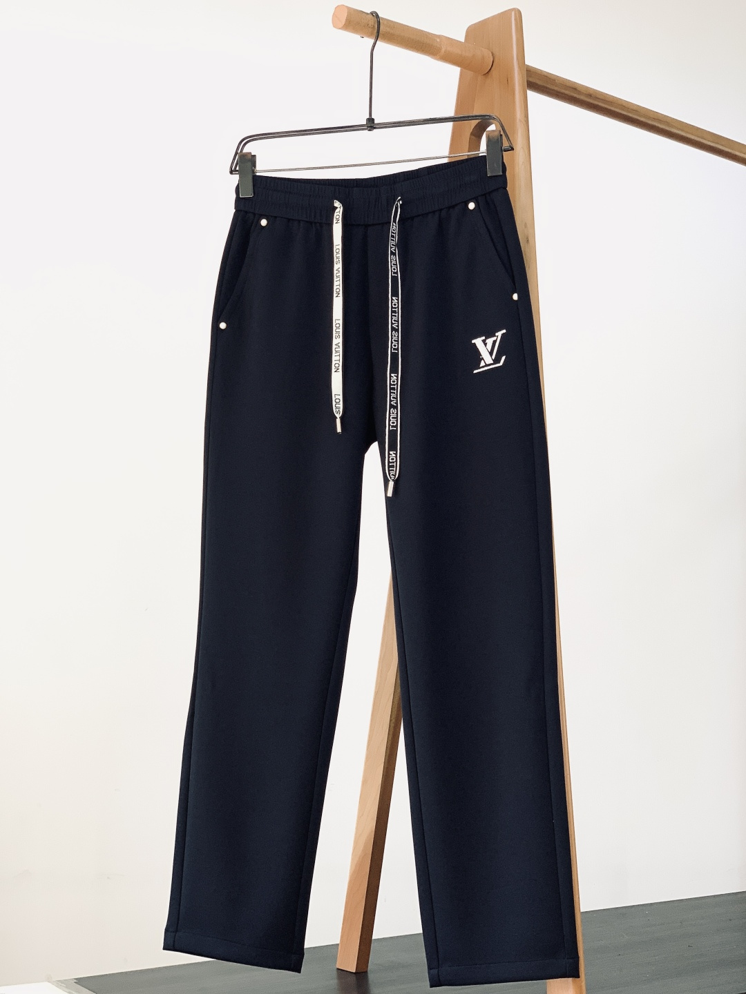 NO:729715,Support the new Louis Vuitton Louis Vuitton 2026 SS early spring new products after the year, embroidered drawstring casual trousers, fashion series, unique design, drawstring casual trousers. Yarn ordering has begun, dyeing and spinning. A major domestic factory exports to Japan and supplies fabrics from several top brands. It feels soft and waxy, quite wide and stylish, and solves the problem of discoloration after washing. The pants are neat and elegant, and are available in two colors. ……………………………………………………  SizeM-3XL,,louis vuitton,louis vuitton,19860909支持年后 LouisVuitton 路易威登 2026SS早春新品 刺绣抽绳休闲裤 时尚系列,独特设计,抽绳休闲长裤 订纱开始订染和订纺. 国内某大厂出口日本 和供应几大顶级品牌的面料. 手感软糯 , 挺阔有型 , 解决 , 洗涤变色的问题. 裤型利落大气 两色可选. …………………………………………………… SizeM-3XL,,louis vuitton,louis vuitton,,Men's clothing