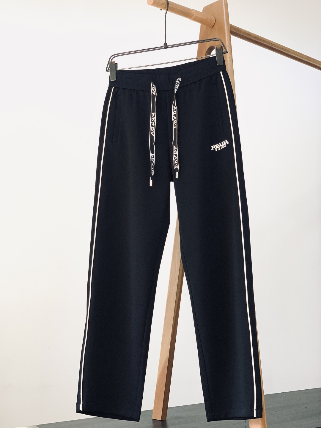 NO:729699,Support the new Prada 2026 SS early spring new products after the year, embroidered drawstring casual trousers, fashion series, unique design, drawstring casual trousers. The yarn has been dyed and spun. A major domestic factory exports to Japan and supplies fabrics from several top brands. It feels soft and waxy, quite wide and stylish, and solves the problem of discoloration after washing. The pants are neat and elegant, and are available in two colors. ……………………………………………………  SizeM-3XL,,prada,prada,19860909支持年后 Prada 普拉达 2026SS早春新品 刺绣抽绳休闲裤 时尚系列,独特设计,抽绳休闲长裤 订纱开始订染和订纺. 国内某大厂出口日本 和供应几大顶级品牌的面料. 手感软糯 , 挺阔有型 , 解决 , 洗涤变色的问题. 裤型利落大气 两色可选. …………………………………………………… SizeM-3XL,,prada,prada,,Men's clothing