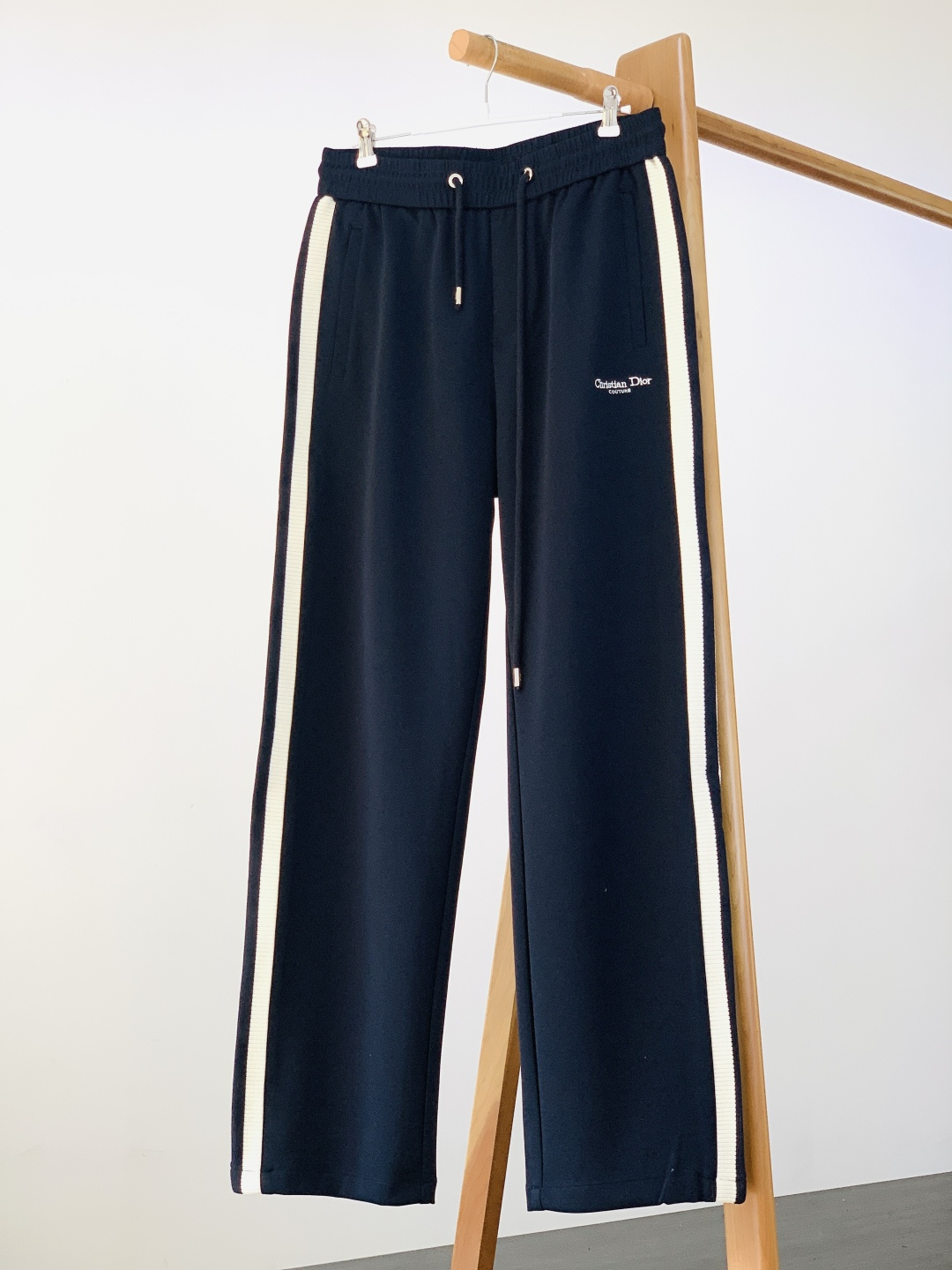 NO:729674,Support Dior Homme 2026SS early spring new products after the year, ribbon embroidered drawstring casual pants, fashion series, unique design, drawstring casual trousers. The yarn has been dyed and spun. A major domestic factory exports to Japan and supplies fabrics from several top brands. It feels soft and waxy, quite wide and stylish, and solves the problem of discoloration after washing. The pants are neat and elegant, available in two colors. ……………………………………………………  SizeM-3XL,,dior,dior,19860909支持年后 Dior Homme 迪奥·桀傲 2026SS早春新品 织带刺绣抽绳休闲裤 时尚系列,独特设计,抽绳休闲长裤 订纱开始订染和订纺. 国内某大厂出口日本 和供应几大顶级品牌的面料. 手感软糯 , 挺阔有型 , 解决 , 洗涤变色的问题. 裤型利落大气 两色可选. …………………………………………………… SizeM-3XL,,dior,dior,,Men's clothing