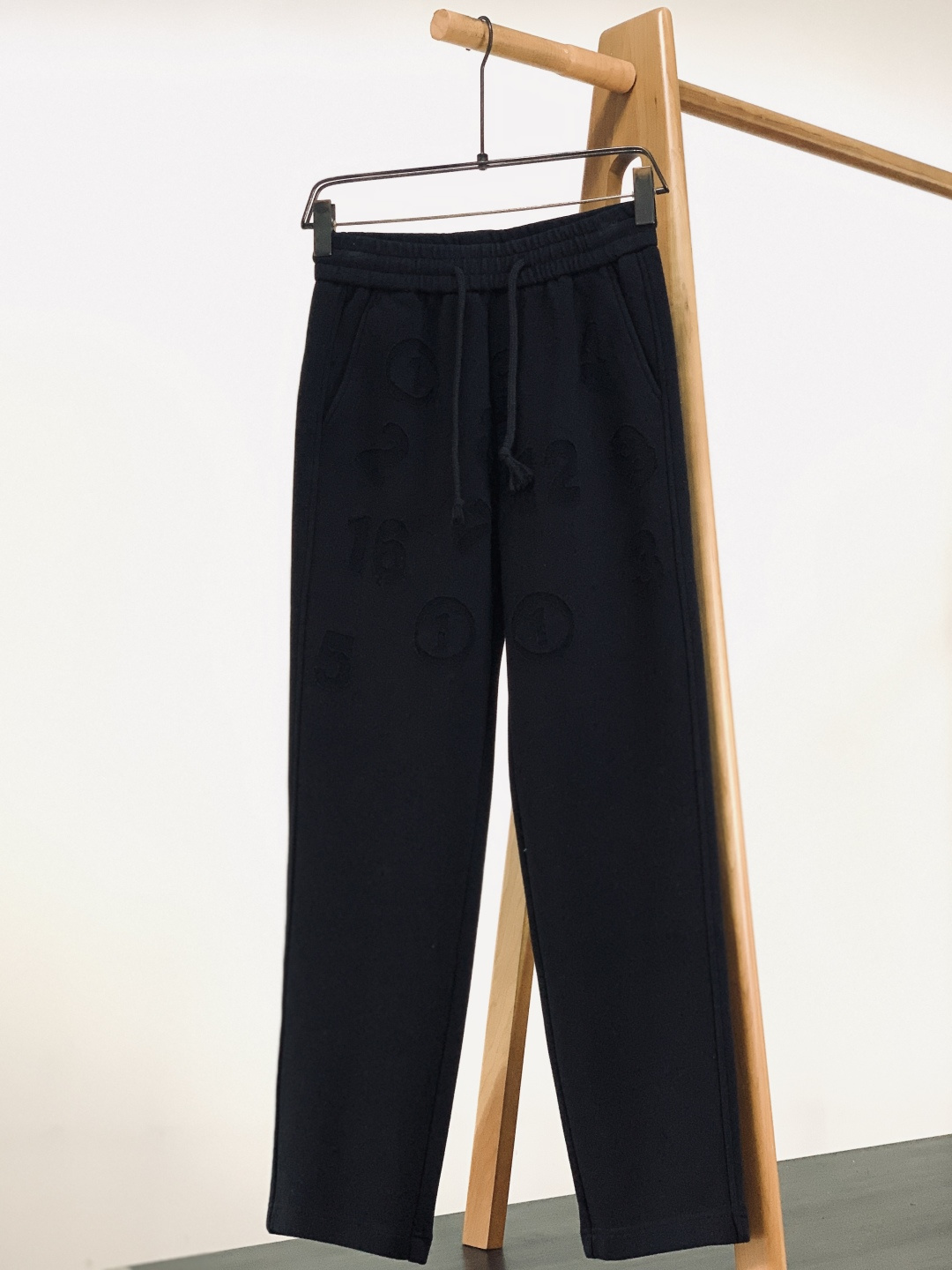 NO:729707,Support Maison Margiela MM6 2026SS early spring new products, retro burnt-flower craft drawstring casual pants, double-layer knitting, customized fabrics, customer-supplied hardware accessories ~ webbing decoration on both sides. An indispensable item in spring and autumn, in daily wear, a reasonable pair of sweatpants is both casual and comfortable. The ready-made clothes are stylish and comfortable, and the straight-leg design makes the pants look both functional and retro……………………………………………………  SizeM-3XL,,masion margiela,masion margiela,19860909支持年后 Maison Margiela MM6 马丁马吉拉 2026SS早春新品 复古烧花工艺抽绳休闲裤,双层针织,定制的面料,客供五金辅料～两侧织带装饰.春秋季中不可缺少的必备单品,在日常穿搭中,合理的卫裤穿搭,即休闲又舒适.成衣有型又舒适,直筒版型设计,让裤子穿起来既有功能性又复古 …………………………………………………… SizeM-3XL,,masion margiela,masion margiela,,Men's clothing