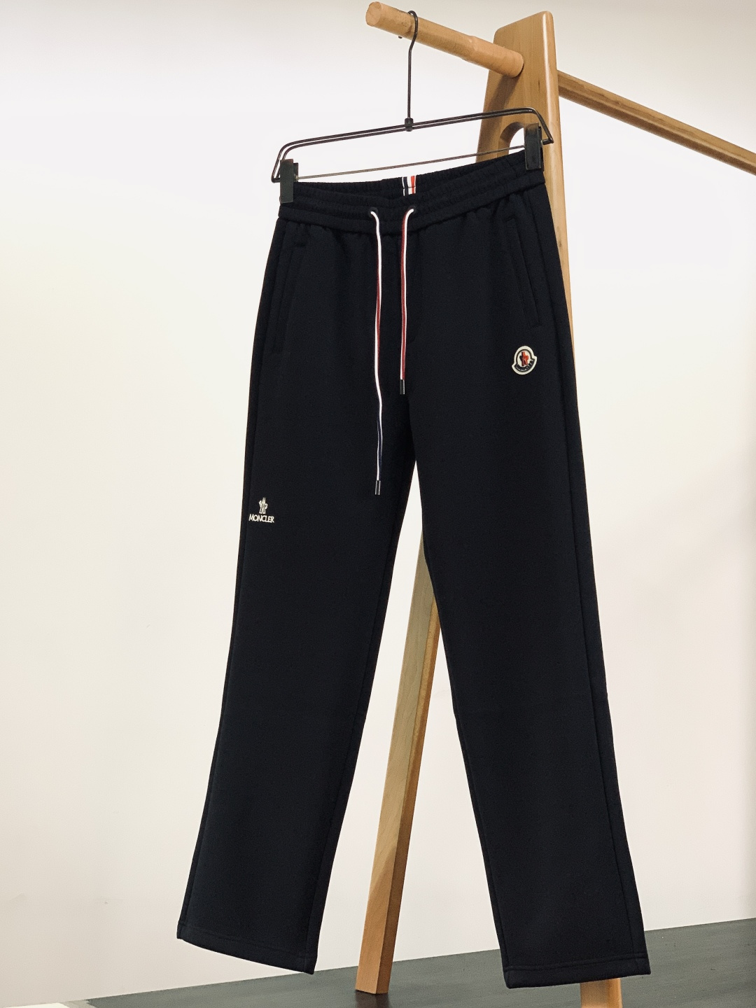 NO:729731,Support Moncler after the new year, 2026SS early spring new products, badge drawstring casual pants, fashion series, unique design, drawstring casual pants, yarn dyeing and spinning began. A major domestic factory exports to Japan and supplies fabrics from several top brands. It feels soft and waxy, quite wide and stylish, solving the problem of discoloration after washing. The pants are neat and elegant... Size M-3XL, Moncler,19860909支持年后 Moncler 蒙口 2026SS早春新品 徽章抽绳休闲裤 时尚系列,独特设计,抽绳休闲长裤 订纱开始订染和订纺. 国内某大厂出口日本 和供应几大顶级品牌的面料. 手感软糯 , 挺阔有型 , 解决 , 洗涤变色的问题. 裤型利落大气 …………………………………………………… SizeM-3XL,,Moncler,,Men's clothing