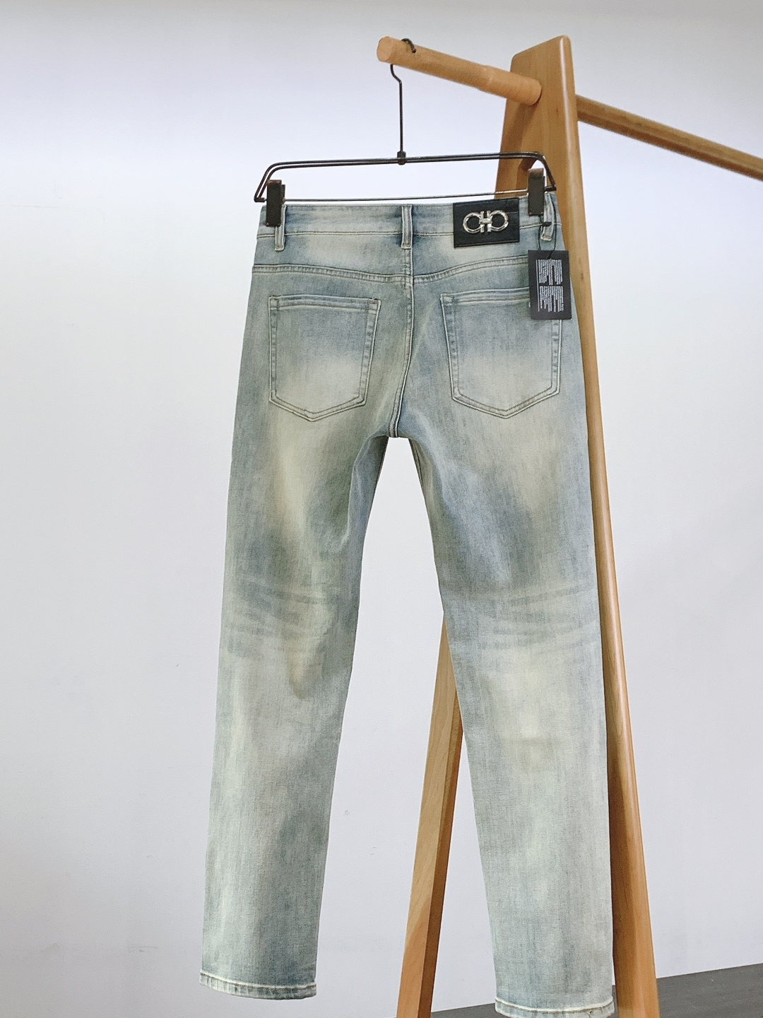 Ferragamo 菲拉格慕 2026SS春夏新品 高级时装感，休闲洗水牛仔裤。面料很特殊，超细精仿棉纱