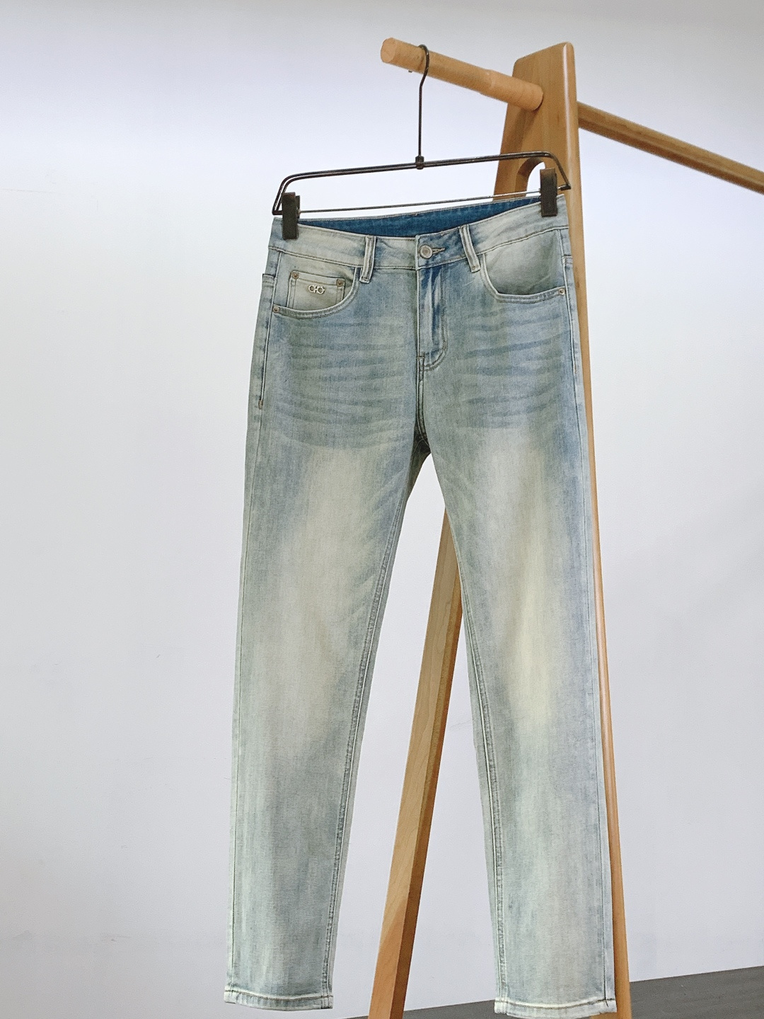 Ferragamo 菲拉格慕 2026SS春夏新品 高级时装感，休闲洗水牛仔裤。面料很特殊，超细精仿棉纱