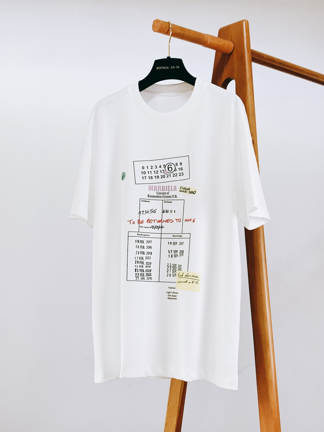 NO:729783,Support Maison Margiela MM6 after the new year, 2026SS new early spring archival printed T-shirt, avant-garde deconstruction style + minimalist high-end sense, a must-have for fashionistas!  High-count cotton fabric imported from Italy, pre-shrunk with liquid ammonia + enzyme wash, soft and waxy, skin-friendly, washable and not deformed. Archive-style printing on the chest + four-needle logo on the back restores the brand's deconstructed aesthetics, and the details are full of recognition. Same style for men and women, black and white available. ……………………………………………… SizeM-3XL, masion margiela, masion margiela, tees, t-shirt,19860909支持年后 Maison Margiela MM6 马丁马吉拉 2026SS早春新品 档案印花T恤,先锋解构风+极简高级感,潮人必入！ 意大利进口高支棉面料,经液氨预缩+酵素洗水,软糯亲肤耐洗不变形. 胸前档案式印花+后背四针标识,还原品牌解构美学,细节满满辨识度拉满. 男女同款,黑白双色可选. …………………………………………………… SizeM-3XL,,masion margiela,masion margiela,tees，t-shirt,,Men's clothing
