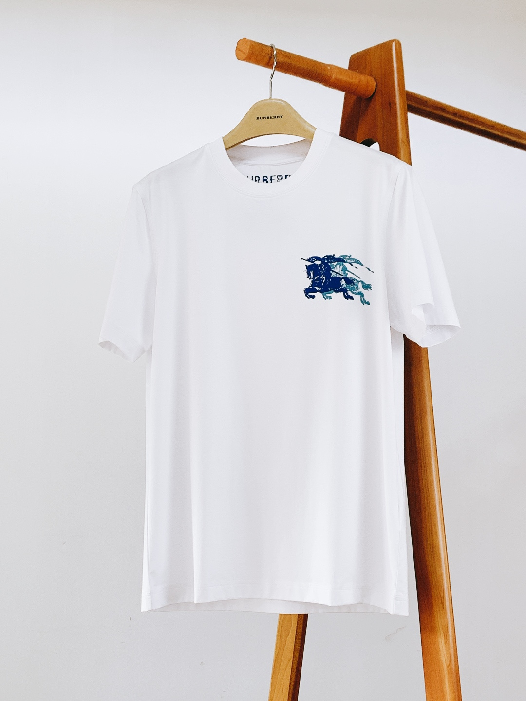 NO:729751,Support the new Burberry 2026 SS early spring new product Blues Knight T-shirt｜British retro style + modern simplicity, a must-have for spring and summer!  High-count cotton fabric imported from Portugal, pre-shrunk with liquid ammonia + mercerized, soft and skin-friendly, washable and not deformed. Gradient two-color knight print on the chest + invisible collar logo, full of details for easy recognition. Same style for men and women, one T-shirt unlocks N styles!  ……………………………………………………………… SizeM-3XL,,burberry,burberry,tees,t-shirt,19860909支持年后 Burberry 巴宝莉 2026SS早春新品 蓝调骑士T恤｜英伦复古风+现代简约感,春夏必入！ 葡萄牙进口高支棉面料,经液氨预缩+丝光处理,软糯亲肤耐洗不变形. 胸前渐变双色骑士印花+隐形领口Logo,细节满满辨识度拉满. 男女同款,一件T恤解锁N种风格！ …………………………………………………… SizeM-3XL,,burberry,burberry,tees，t-shirt,,Men's clothing