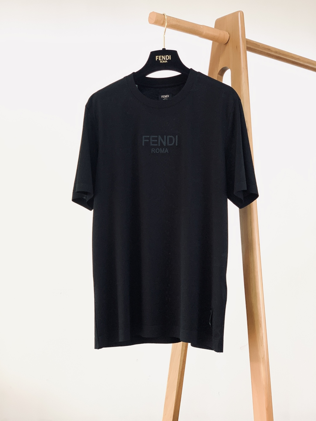 Fendi 芬迪 2026SS春夏新品立体刺绣LOGO T恤，简约大气自带高级感，上身就是低调奢华风。精