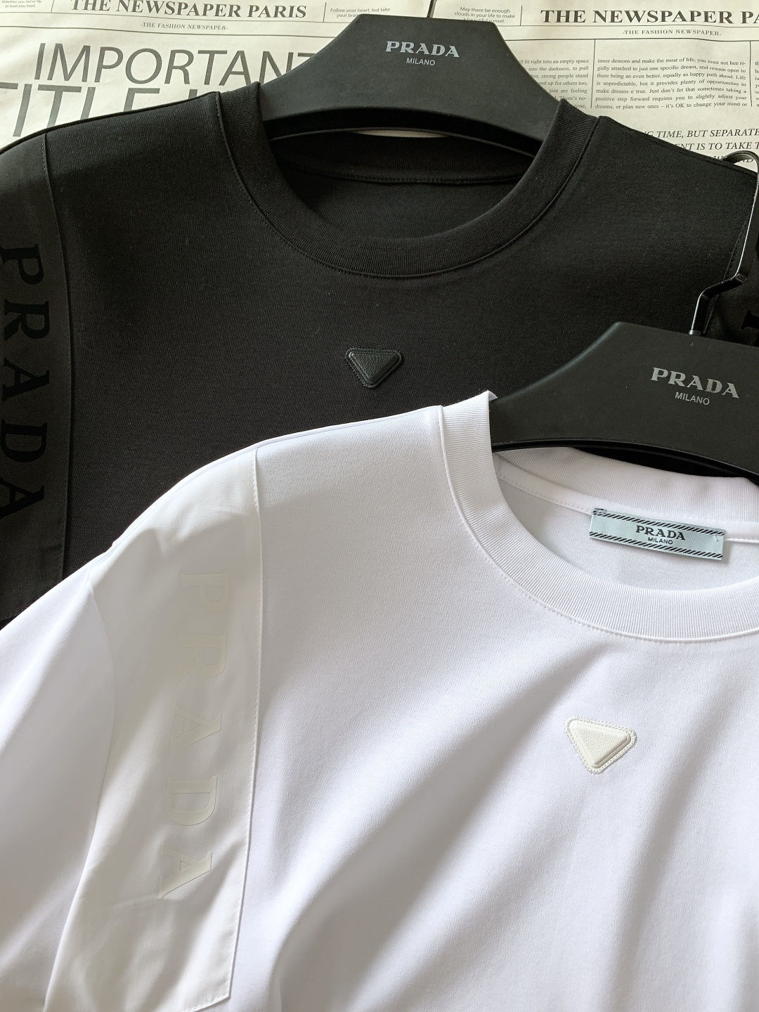 Prada 普拉达 2026SS春夏新品三角标拼接T恤，极简工业风天花板！高支棉混纺，顺滑凉感，透气排汗