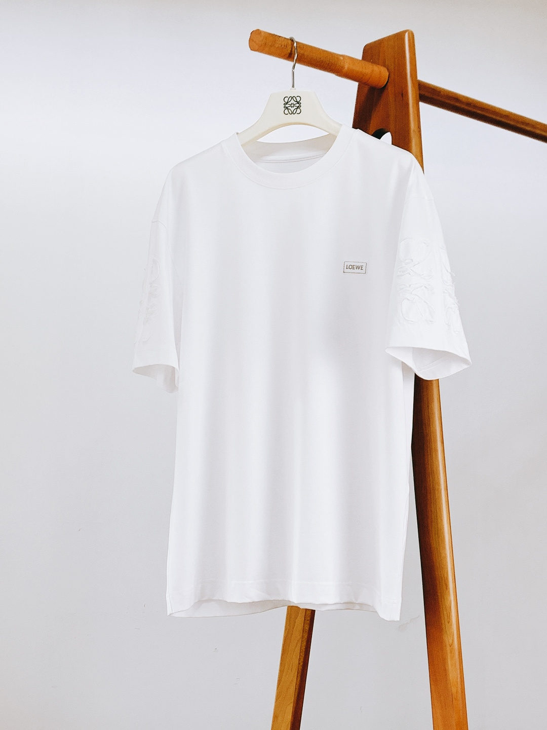 NO:729796,Support Loewe 2026SS early spring new products after the new year, new embroidered T-shirt | minimalist and high-luxury style, a must-have for the spring and summer wardrobe!  The high-count double-ply cotton imported from Italy is selected through mercerized + pre-shrunk dual processes. It is soft and skin-friendly and is washable. It will not deform or pill after long-term wear. The classic Anagram hollow embroidery is embellished on the sleeves, and the woven label logo on the left chest is embellished. The low-key details show the ingenuity of the big brand, and the sense of high-end cannot be hidden. The loose off-shoulder version is not flattering on the figure, and one piece can unlock N kinds of dressing styles!  ……………………………………………………………… SizeM-3XL,,loewe,loewe,tees,t-shirt,19860909支持年后 Loewe 罗意威 2026SS早春新品 新款刺绣T恤｜极简高奢风拉满,春夏衣橱刚需款！ 甄选意大利进口高支双股棉,经丝光+预缩双重工艺,软糯亲肤还耐洗,久穿不变形不起球. 经典Anagram镂空刺绣缀于袖身,左胸织唛布标Logo点缀,低调细节尽显大牌匠心,高级感藏不住. 宽松落肩版型不挑身材,一件解锁N种穿搭风格！ …………………………………………………… SizeM-3XL,,loewe,loewe,tees，t-shirt,,Men's clothing