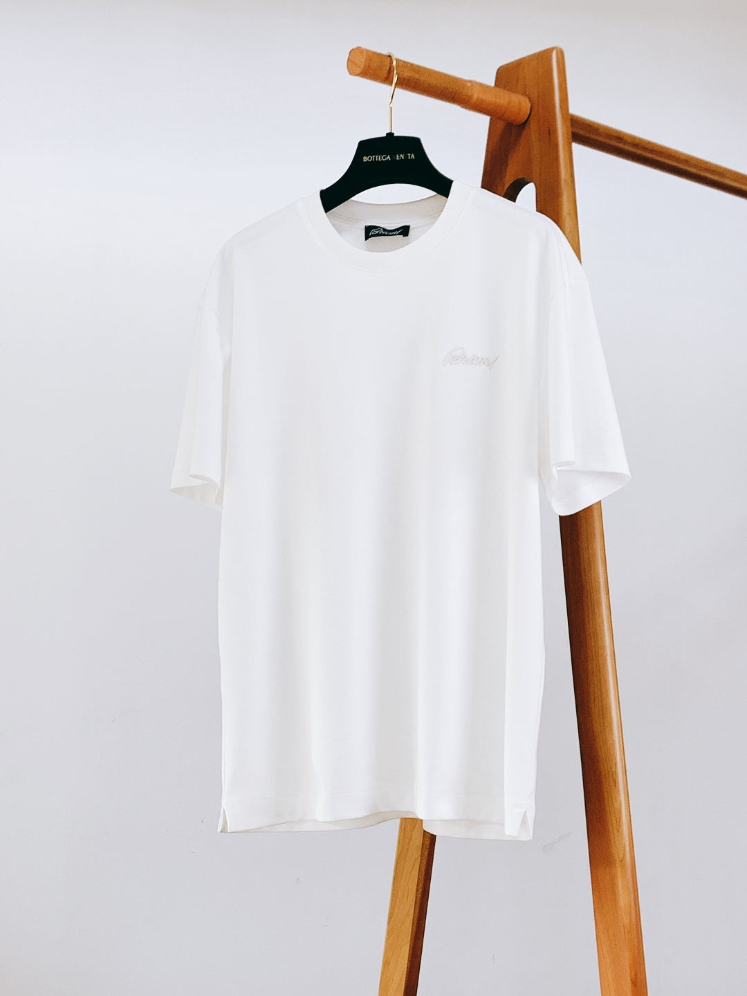 NO:729762,Support the new Bolangni Brioni 2026 SS spring and summer new signature embroidered T-shirt | Italian high luxury + daily casual, a must-have for stylish men!  Double-ply cotton fabric imported from Italy, pre-shrunk with liquid ammonia + mercerized, soft and skin-friendly, washable and not deformed. Three-dimensional embroidered logo of the same color on the chest + high-elastic rib collar, full of details and high-end. The upper body is fashionable and versatile, a T-shirt can unlock N types of styles!  Two colors available……………………………………………………………… SizeM-3XL,,tees,t-shirt,19860909支持年后 Bolangni 布里奥尼 2026SS春夏新品 签名刺绣T恤｜意式高奢+日常休闲,型男必入！ 意大利进口双股棉面料,经液氨预缩+丝光处理,软糯亲肤耐洗不变形. 胸前同色系立体刺绣Logo+高弹罗纹领口,细节满满高级感拉满. 上身时尚百搭,一件T恤解锁N种风格！两色可选 …………………………………………………… SizeM-3XL,,tees，t-shirt,,Men's clothing