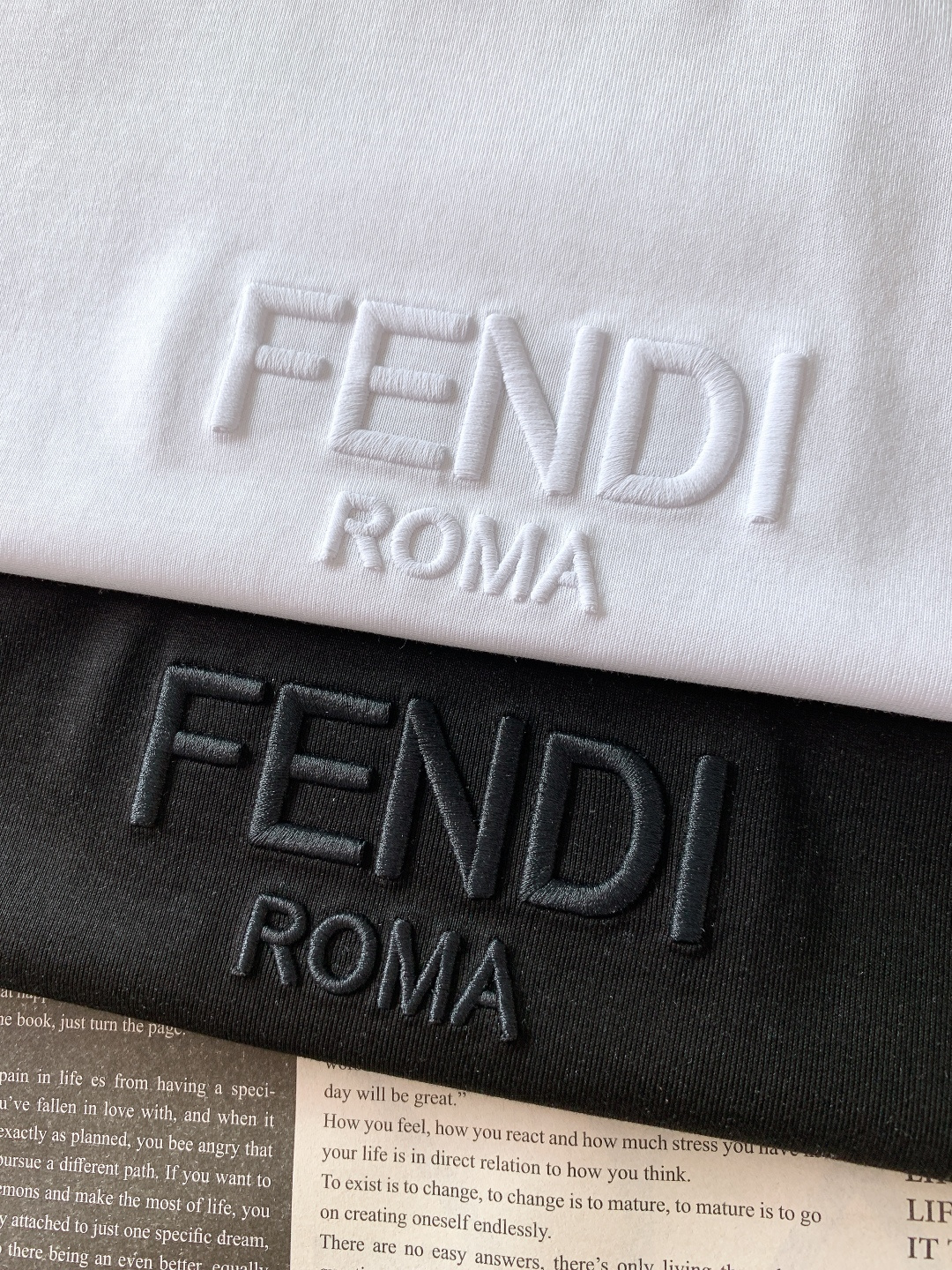 Fendi 芬迪 2026SS春夏新品立体刺绣LOGO T恤，简约大气自带高级感，上身就是低调奢华风。精