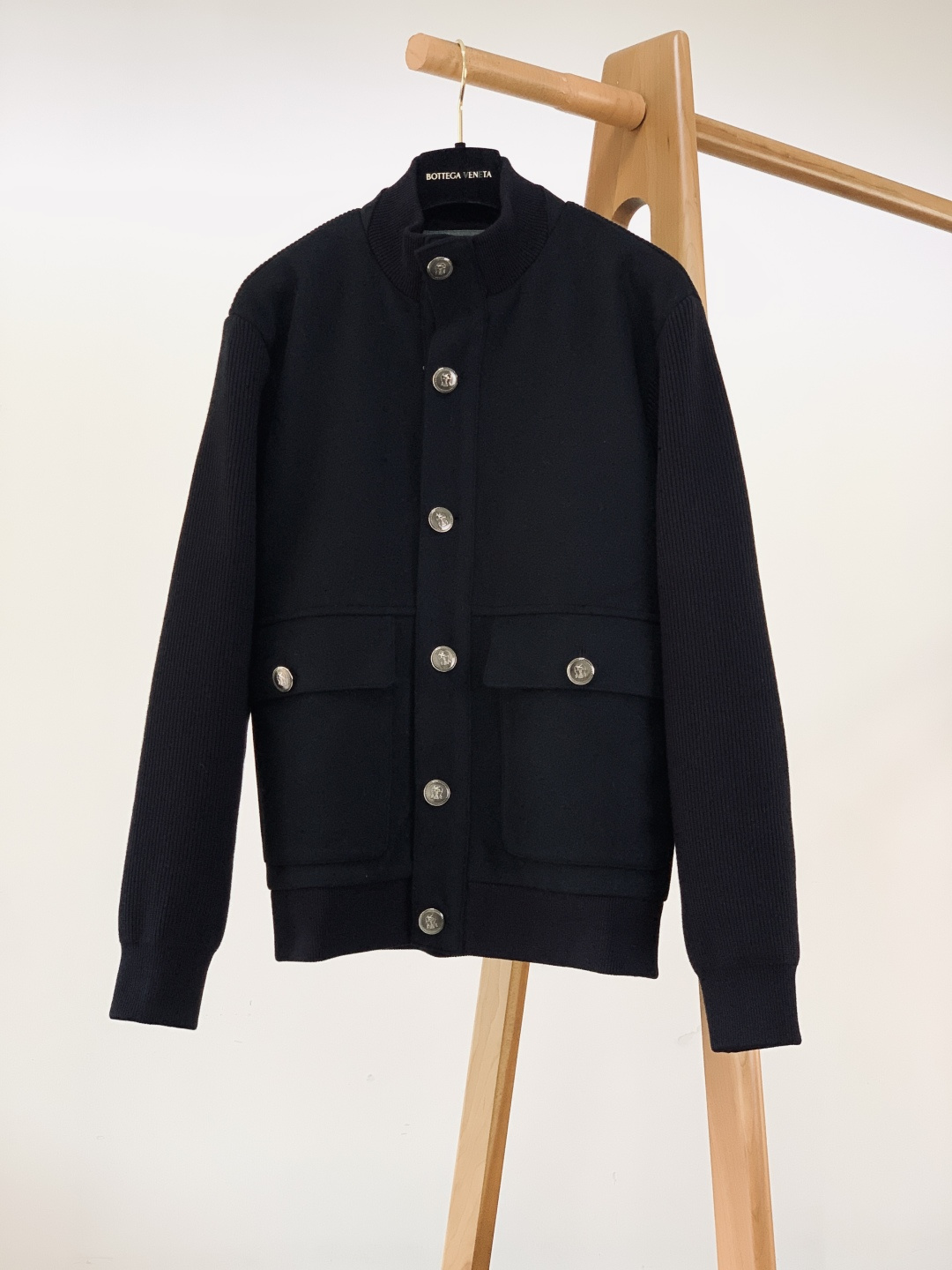 NO:729714,Support Brunello Cucinelli's 2026 SS early spring new product, double-piece cashmere baseball collar jacket. It is made of top-grade Italian cashmere blended fabric, with a delicate woolen texture on the surface, soft to the touch and stiff. The ribbed knitted sleeves and collar are made of high-count combed cotton, which has excellent elasticity and will not deform after long-term wear. The collision of double-piece materials makes the overall look more layered.  The neat small lapel baseball collar version combines American retro and Japanese relaxed feel. The three-dimensional tailoring fits the body shape and is very tolerant to all body types. Customized embossed metal buttons are engraved with the brand's exclusive logo. The retro distressed color and cashmere fabric create a texture collision, and the details are full of luxury.  The double-sided flap-type large pockets are both practical and decorative, meeting daily storage needs while enhancing the retro functional atmosphere. The cuffs and hem are made of high-elastic rib knitting, which closely fits the windproof and temperature locking, and the splicing design with cashmere fabric makes the overall shape more recognizable. Style adaptability  This jacket combines American retro style with Japanese relaxed feel. It can be easily worn whether commuting in autumn and winter, going out on weekends, or light outdoor activities, or gathering with friends. When worn alone, it is an eye-catching retro item. When layered with a coat or down jacket, it can add layers of style, allowing you to maintain a refined style in different scenes. 48 Length 65 Bust 108 Sleeve Length 60 Shoulder Width 44 50 Length 67 Chest 112 Sleeve Length 61  Shoulder width 45.5 52 Length 69 Chest 116 Sleeve length 62 Shoulder width 47 54 Length 71 Chest 120 Sleeve length 63 Shoulder width 48.5 56 Length 73 Chest 124 Sleeve length 64 Shoulder width 50 58 Length 75 Chest 128 Sleeve length 65 Shoulder width 51.5 ………………………………………………………………  Size48-58,,brunello cucinelli,jackets & coats,down jacket,19860909支持年后 Brunello Cucinelli 布鲁奈罗.库奇内利 2026SS早春新品 双拼山羊绒棒球领外套.采用意大利顶级山羊绒混纺面料,表面呈现细腻的毛呢肌理,触感柔软且兼具挺括度.罗纹针织袖身与领口选用高支精梳棉,弹性优异且久穿不变形,双拼材质的碰撞让整体造型更具层次. 利落的小翻领棒球领版型,融合美式复古与日系松弛感,立体剪裁贴合身形,对各种身材都有很好的包容性.定制浮雕金属纽扣,镌刻品牌专属标识,复古做旧色泽与羊绒面料形成质感碰撞,细节处尽显奢华. 双侧翻盖式大口袋兼具实用性与装饰性,满足日常置物需求,同时强化复古机能氛围.袖口与下摆采用高弹罗纹针织,紧密贴合防风锁温,与羊绒面料的拼接设计让整体造型更具辨识度. 风格适配度 这款外套融合了美式复古风与日系松弛感,无论是秋冬通勤、周末出街,还是轻度户外、好友小聚,它都能轻松驾驭.单穿时是吸睛的复古单品,叠穿大衣或羽绒服时则能增加造型层次,让你在不同场景下保持精致型格. 48衣长65 胸围108 袖长60 肩宽44 50衣长67 胸围112 袖长61 肩宽45.5 52衣长69 胸围116 袖长62 肩宽47 54衣长71 胸围120 袖长63 肩宽48.5 56衣长73 胸围124 袖长64 肩宽50 58衣长75 胸围128 袖长65 肩宽51.5 …………………………………………………… Size48-58,,brunello cucinelli,jackets & coats,down jacket,,Men's clothing