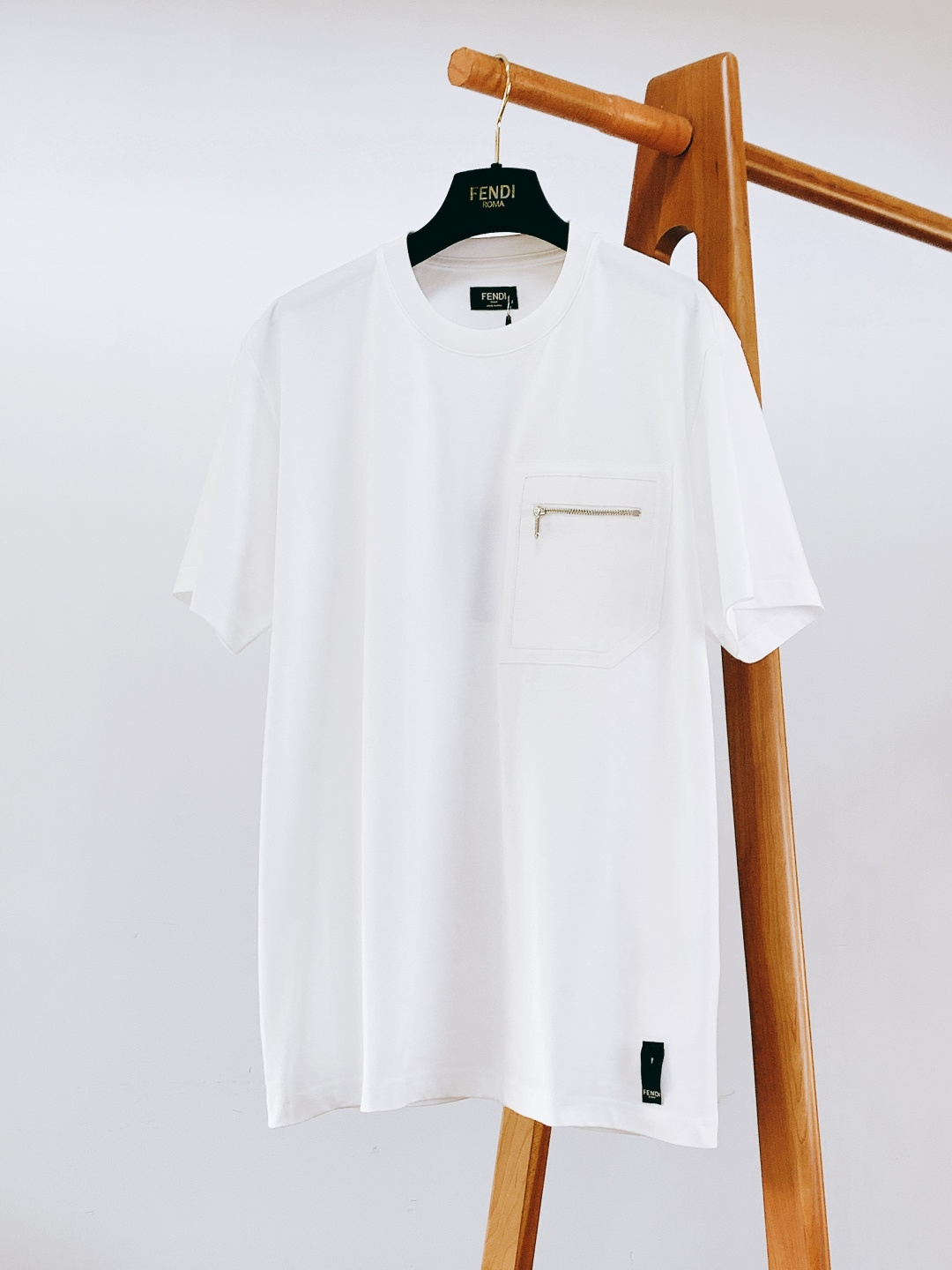 NO:729721,Support the new Fendi 2026 SS early spring new product FF printed zipper pocket T-shirt after the new year. It is made of imported high-count combed cotton and has been pre-shrunk with liquid ammonia. It feels soft and skin-friendly and is not easy to deform after long-term washing. The fabric has a delicate cotton-like texture, good breathability, and is comfortable to wear in all seasons.  The three-dimensional pocket on the chest incorporates classic FF presbyopia jacquard, and is paired with a customized metal zipper, which combines practicality with brand recognition, and highlights a luxurious identity in a low-key manner. The loose shoulder cut is very tolerant to all body types, and it exudes a lazy and high-end feel in casual wear. The neckline is made of high-elastic rib knitting, which fits tightly and is not easy to loosen; the hidden cloth label on the hem is engraved with the brand logo, and the details show the quality of a famous brand.  This T-shirt combines street functional style with Italian luxury. It can be easily worn whether it is daily commuting, going out on weekends, or light business, or gathering with friends. When worn alone, it is an eye-catching street item. When layered with a sweater or jacket, it can increase the styling layer, allowing you to maintain a refined style in different scenarios. Size S, length 70.5, bust 112, shoulder width 45.5, sleeve length 21, size M, length 72.5, chest 116, shoulder width 47  Sleeve length 22 L length 74.5 Chest 120 Shoulder width 48.5 Sleeve length 2319860909支持年后 Fendi 芬迪 2026SS早春新品 FF印花拉链口袋T恤.采用进口高支精梳棉,经过液氨预缩水处理,触感柔软亲肤且久洗不易变形.面料自带细腻的棉感肌理,透气性佳,四季穿着都舒适. 胸前的立体口袋融入经典FF老花提花,搭配定制金属拉链,兼具实用性与品牌辨识度,低调中彰显奢华身份.宽松落肩剪裁,对各种身材都有很好的包容性,休闲中透着慵懒高级感.领口采用高弹罗纹针织,紧密贴合不易松弛；下摆的隐藏式布标印刻品牌标识,细节处尽显大牌质感. 这款T恤融合了街头机能风与意式奢华感,无论是日常通勤、周末出街,还是轻商务、好友小聚,它都能轻松驾驭.单穿时是吸睛的街头单品,叠穿卫衣或夹克时则能增加造型层次,让你在不同场景下保持精致型格. S码衣长70.5 胸围112 肩宽45.5 袖长21 M码衣长72.5 胸围116 肩宽47 袖长22 L码衣长74.5 胸围120 肩宽48.5 袖长23 XL码衣长76.5 胸围124 肩宽50 袖长24 …………………………………………………… SizeS-XL,,fendi,fendi,hoodie,sweatshirts,jackets & coats,tees，t-shirt,,Men's clothing