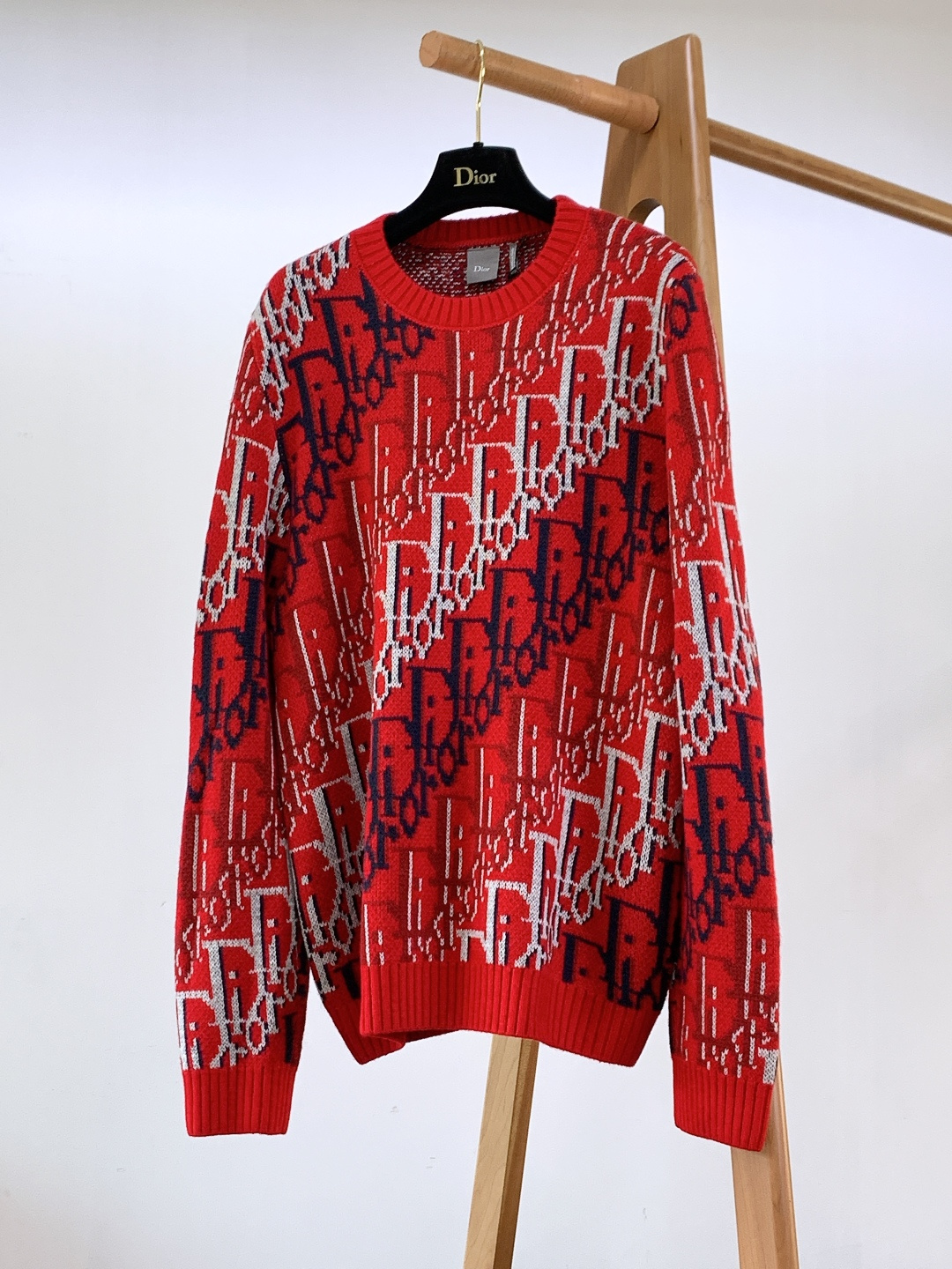 NO:729670,Support Dior Homme 2026SS early spring new product Oblique jacquard wool sweater after the new year. It is made of imported virgin wool and finely spun. It feels soft and skin-friendly and has excellent warmth retention. The jacquard process weaves the classic Oblique presbyopic pattern into the fabric. The texture is three-dimensional and full, and it is not easy to deform and pill after long-term wear. It has both luxurious texture and durability.  The all-over presbyopia pattern is presented in three colors of red, white and navy. It has rich visual layers and highlights the brand recognition in a low-key manner. The loose shoulder cut with ribbed edges is very tolerant to all body types, and it exudes a sense of leisure and luxury. The collar, cuffs and hem are made of high-elastic rib knitting, which fits closely and is not easy to loosen; the inside is flat and has no bone seams, making the wearing experience comfortable and friction-free.  This sweater combines retro old fashion with modern casual feel. It can be easily worn whether it is daily commuting, weekend outings, holiday parties, or light business occasions. Size S, length 66, bust 105, shoulder width 39.5, sleeve length 65, size M, length 68, bust 109, shoulder width 41, sleeve length 66, size L, length 70, bust 113, shoulder width 42.5, sleeve length 67, size XL, length 72  Bust: 117, Shoulder width: 44, Sleeve length: 68…………………………………………… SizeS-XL,,dior,dior,19860909支持年后 Dior Homme 迪奥·桀傲 2026SS早春新品 Oblique 提花羊毛针织衫.采用进口初剪羊毛,经过精细纺线处理,触感柔软亲肤且保暖性优异.提花工艺将经典Oblique老花图案织入面料,纹理立体饱满,久穿不易变形起球,兼具奢华质感与耐用性. 通体交织的老花图案,以红、白、藏蓝三色呈现,视觉层次丰富,低调中彰显品牌辨识度. 宽松落肩剪裁搭配罗纹收边,对各种身材都有很好的包容性,休闲中透着慵懒高级感. 领口、袖口与下摆采用高弹罗纹针织,紧密贴合不易松弛；内里平整无骨缝,穿着体验舒适无摩擦. 这款针织衫融合了复古老花与现代休闲感,无论是日常通勤、周末出街,还是节日聚会、轻商务场合,它都能轻松驾驭. S码衣长66 胸围105 肩宽39.5 袖长65 M码衣长68 胸围109 肩宽41 袖长66 L码衣长70 胸围113 肩宽42.5 袖长67 XL码衣长72 胸围117 肩宽44 袖长68 …………………………………………………… SizeS-XL,,dior,dior,,Men's clothing