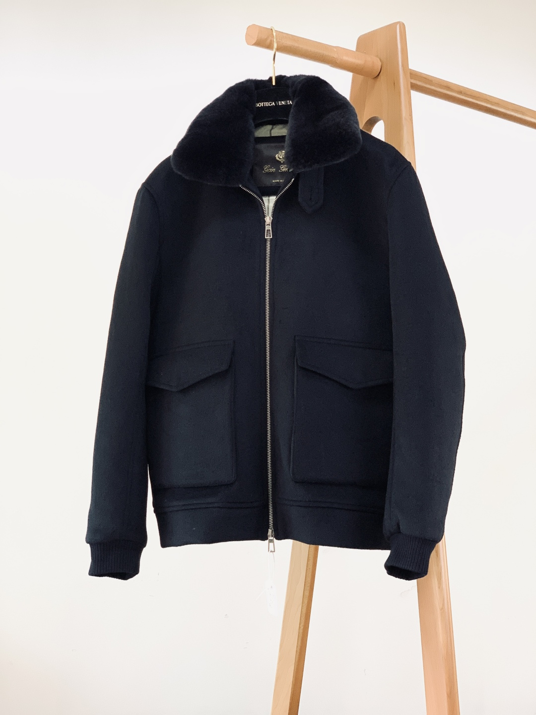 NO:729739,Support the new LoroPiana L.P 1976SS early spring new product after the new year, sherpa lapel bomber jacket. The heavy cashmere blended fabric imported from Italy is selected. The surface shows a delicate woolen texture, soft to the touch and stiff. The interior is lined with a full sherpa lining, and the collar is made of plush lapels of the same material, which has excellent heat retention and warmth retention. It also has a high-grade matte texture, showing luxury.  The classic MA-1 jacket has a three-dimensional cut that fits the body shape. The dropped shoulder design is both relaxed and neat, and is very tolerant to all body types. The detachable sherpa lapel is fluffy and soft to the touch, which not only improves warmth, but also adds a retro gentleman atmosphere. Wear it multiple times to unlock more looks.  The custom-engraved metal zipper is smooth and durable; the flip-top large pocket is both practical and decorative; the ribbed collar, cuffs and hem fit closely, windproof and temperature-locking, and the details show the brand's ingenuity. The interior is made of iconic plaid fabric, which echoes the calm tones of the exterior, highlighting the brand recognition in a low-key manner.  This jacket combines retro functional style with Italian luxury. It can be easily controlled whether it is commuting in autumn or winter, weekend outings, or light outdoor activities or gatherings with friends. The plush lapel provides warmth protection when the temperature drops, and the neat silhouette allows you to maintain a refined style in any occasion. 48 Length 65 Bust Sleeve Length 60 Shoulder Width 46 50 Length 67 Chest 114 Sleeve Length 61 Shoulder Width 47.5 52 Length 69  Bust Sleeve length 62 Shoulder width 49 54 Clothing length 71 Bust 122 Sleeve length 63 Shoulder width 50.5 56 Clothing length 73 Bust 126 Sleeve length 64 Shoulder width 52 58 Clothing length 75 Chest 130 Sleeve length 65 Shoulder width 53.5 …………………………………………………… Size48-58,,loro piana,jackets & coats,19860909支持年后 LoroPiana L.P 1976SS早春新品 羊羔绒翻领飞行员夹克.甄选意大利进口重磅羊绒混纺面料,表面呈现细腻的毛呢肌理,触感柔软且兼具挺括度.内里搭配整幅羊羔绒内衬,领口采用同材质毛绒翻领,锁温保暖性极佳,同时自带高级哑光质感,尽显奢华. 经典MA-1夹克版型,立体剪裁贴合身形,落肩设计兼具松弛感与利落感,对各种身材都有很好的包容性. 可拆卸羊羔绒翻领,触感蓬松柔软,不仅提升保暖性,更添复古绅士氛围,一衣多穿解锁更多造型. 定制刻字金属拉链,顺滑耐用；翻盖式大口袋兼具实用性与装饰性；罗纹领口、袖口与下摆紧密贴合,防风锁温,细节处尽显品牌匠心. 内里采用标志性格纹面料,与外部的沉稳色调形成呼应,低调中彰显品牌辨识度. 这款夹克融合了复古机能风与意式奢华感,无论是秋冬通勤、周末出游,还是轻度户外、好友小聚,它都能轻松驾驭.毛绒翻领在降温时提供温暖守护,利落廓形则让你在任何场合都保持精致型格. 48衣长65 胸围 袖长60 肩宽46 50衣长67 胸围114 袖长61 肩宽47.5 52衣长69 胸围 袖长62 肩宽49 54衣长71 胸围122 袖长63 肩宽50.5 56衣长73 胸围126 袖长64 肩宽52 58衣长75 胸围130 袖长65 肩宽53.5 …………………………………………………… Size48-58,,loro piana,jackets & coats,,Men's clothing