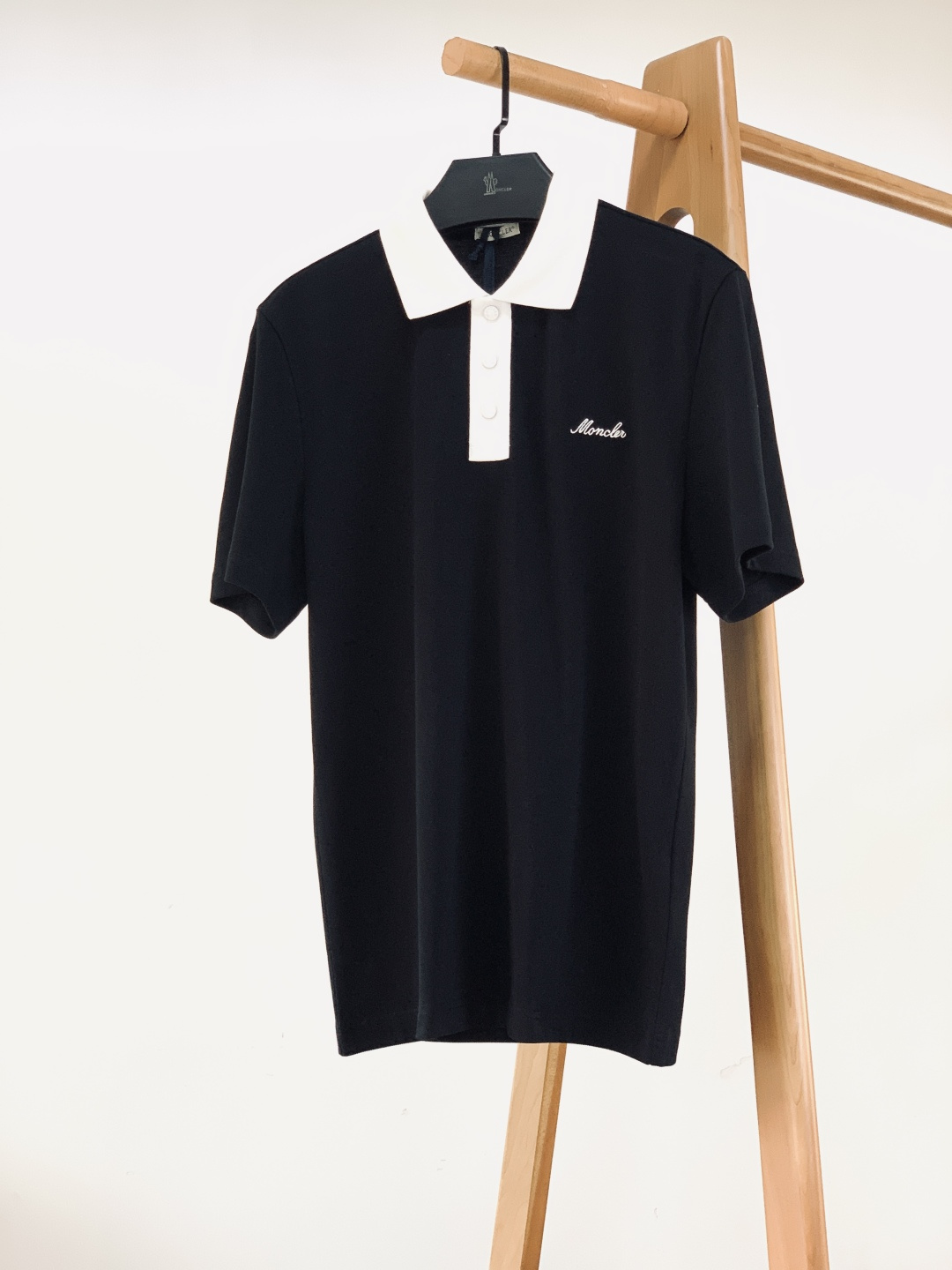 NO:729738,Supporting Moncler's 2026 SS early spring new product, contrasting lapel polo shirt. It is made of imported high-count pique mesh cotton, which has been pre-shrunk with liquid ammonia. It is soft and breathable to the touch and is not easy to deform after long-term washing. The pique texture has a three-dimensional effect, excellent moisture absorption and perspiration performance, and is refreshing and comfortable to wear in spring and summer. The black and white contrasting color lapel and placket form a sharp visual contrast, breaking the monotony of the basic style, combining retro college style and modern casual feeling.  The handwritten embroidered logo on the left chest and the brand badge on the cuffs are dual logos that highlight the brand identity, and reveal a luxurious texture in a low-key manner. The placket uses matte black buttons engraved with the brand logo, echoing the contrasting design; the ribbed edges fit closely, and the details show the ingenuity of the famous brand.  This Polo shirt combines retro college style with Italian high-end feel. It can be easily worn whether it is daily commuting, weekend outings, light business, or gatherings with friends. When worn alone, it is an eye-catching contrasting color item. When layered with a sweater or jacket, it can increase the styling layer, allowing you to maintain a refined style in different scenarios. Size S, length 67, chest 105, shoulder width 43.5, sleeve length 23, size M, length 69, chest 109, shoulder width 45  Sleeve length 24 L length 71 Bust 113 Shoulder width 46.5 Sleeve length 2519860909支持年后 Moncler 蒙口 2026SS早春新品 撞色翻领Polo衫.采用进口高支珠地网眼棉,经过液氨预缩水处理,触感柔软透气且久洗不易变形.珠地肌理自带立体感,吸湿排汗性能优异,春夏穿着清爽舒适. 黑白撞色翻领与门襟形成鲜明视觉对比,打破基础款的单调感,兼具复古学院风与现代休闲感. 左胸前的手写体刺绣Logo与袖口的品牌徽章,双重标识彰显品牌身份,低调中透出奢华质感. 门襟采用刻有品牌标识的哑光黑纽扣,与撞色设计呼应；罗纹收边紧密贴合,细节处尽显大牌匠心. 这款Polo衫融合了复古学院风与意式高级感,无论是日常通勤、周末出游,还是轻商务、好友小聚,它都能轻松驾驭.单穿时是吸睛的撞色单品,叠穿卫衣或夹克时则能增加造型层次,让你在不同场景下保持精致型格. S码衣长67 胸围105 肩宽43.5 袖长23 M码衣长69 胸围109 肩宽45 袖长24 L码衣长71 胸围113 肩宽46.5 袖长25 XL码衣长73 胸围117 肩宽48 袖长26 …………………………………………………… SizeS-XL,,Moncler,hoodie,sweatshirts,jackets & coats,,Men's clothing