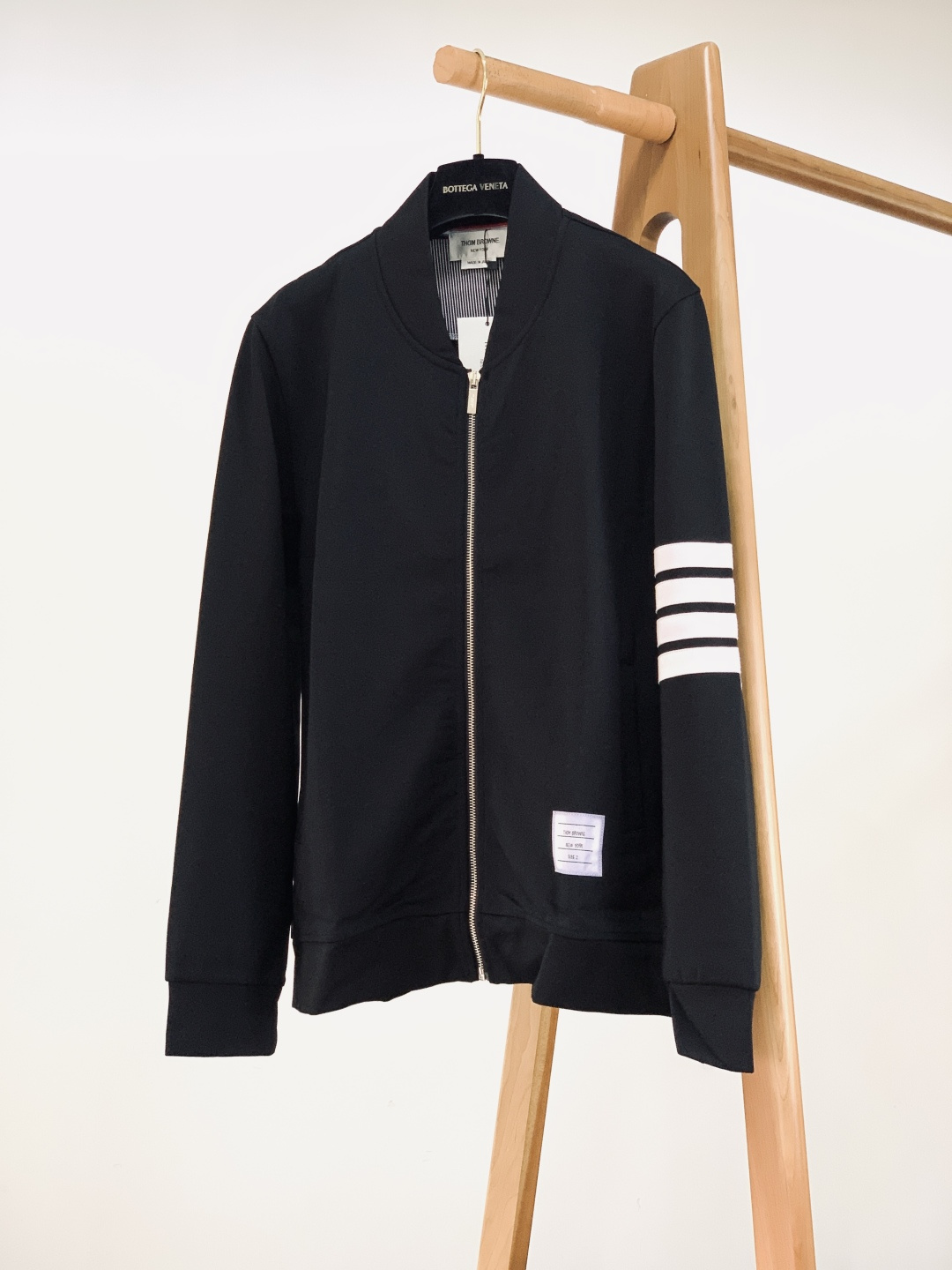 NO:729729,Support Thom Browne's Black Samurai Baseball Jacket after the New Year, a classic style for thousands of years, heavy fabrics, and a college-style ceiling!  Imported blended fabrics are stiff, anti-wrinkle and not easily deformed. The iconic four-bar stripes are highly recognizable, and the engraved zipper + red, white and blue webbing are full of details. Paired with four-bar sweatpants, it is TB's signature suit, and paired with jeans, it is a relaxed everyday style. One jacket unlocks N types of styles!  ……………………………………………………………… Size1-4,,thom browne,jeans,jackets & coats,19860909支持年后 Thom Browne 汤姆·布朗 黑武士棒球外套 万年经典款,重磅面料,学院风天花板！ 进口混纺面料,挺括抗皱不易变形,标志性四杠条纹辨识度拉满,刻字拉链+红白蓝织带细节满满. 配四杠卫裤是TB标志性套装,搭牛仔裤是松弛日常风,一件外套解锁N种风格！ …………………………………………………… Size1-4码,,thom browne,jeans,jackets & coats,,Men's clothing