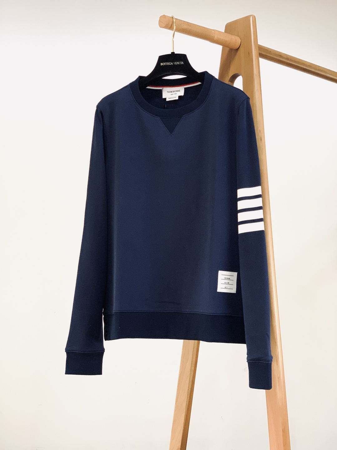 NO:729737,Support the Thom Browne Thom Browne navy four-bar sweatshirt, a classic style for thousands of years, heavy cotton, college-style ceiling!  Imported heavyweight cotton material, skin-friendly, crisp and not easy to deform, the iconic four-bar stripes are highly recognizable, and the red, white and blue webbing + hidden buttons are full of details. Paired with four-bar sweatpants is TB's iconic suit, paired with jeans for a relaxed everyday style, a sweatshirt unlocks N types of styles!  ……………………………………………………………… Size1-4,,thom browne,hoodie,sweatshirts,jeans,19860909支持年后 Thom Browne 汤姆·布朗 藏青四杠卫衣 万年经典款,重磅纯棉,学院风天花板！ 进口重磅棉料,亲肤挺括不易变形,标志性四杠条纹辨识度拉满,红白蓝织带+隐藏纽扣细节满满. 配四杠卫裤是TB标志性套装,搭牛仔裤是松弛日常风,一件卫衣解锁N种风格！ …………………………………………………… Size1-4码,,thom browne,hoodie,sweatshirts,jeans,,Men's clothing