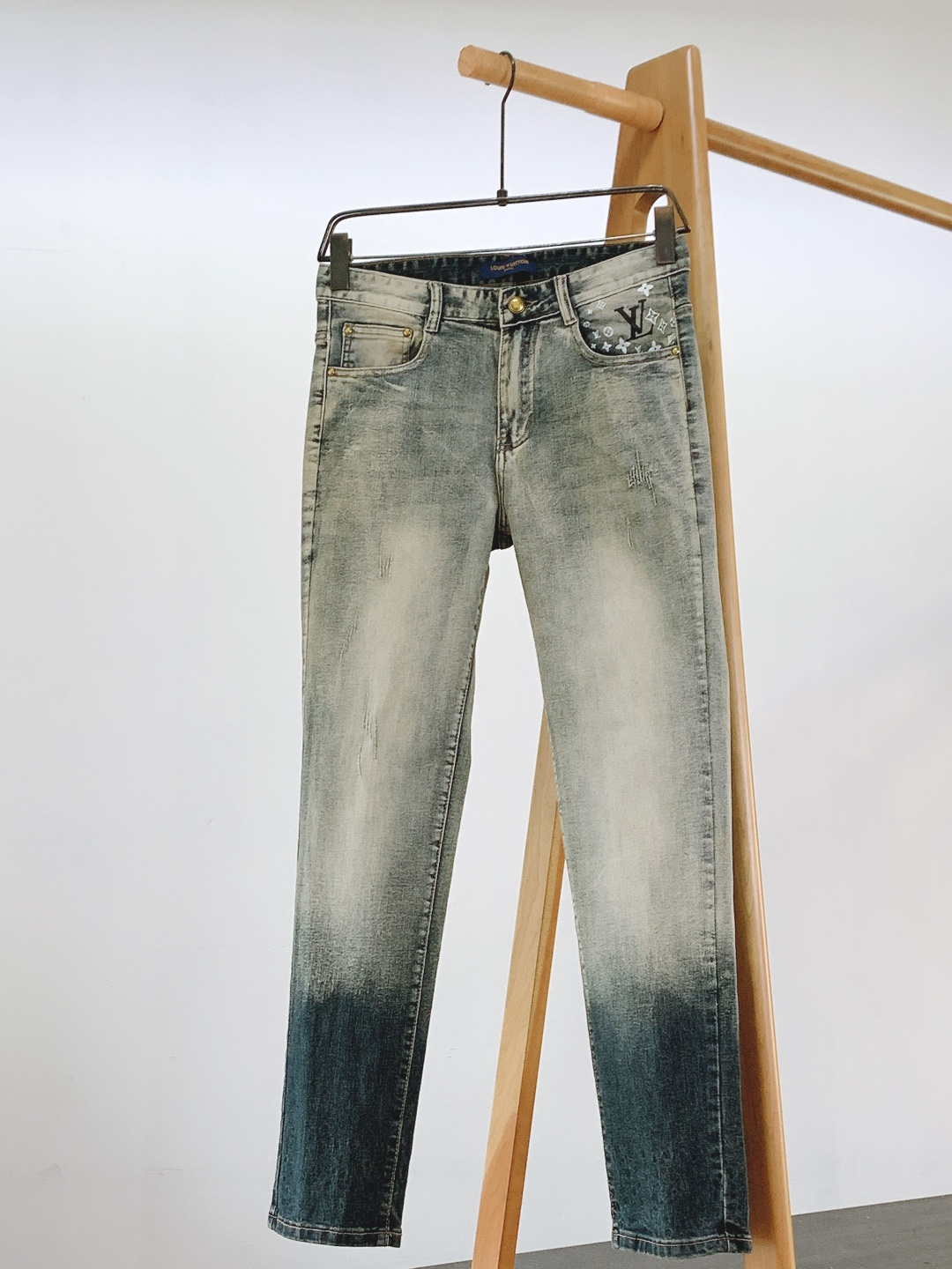 NO:729683,Support LouisVuitton after the New Year Louis Vuitton 2026SS early spring new product King-style gradient jeans | Retro distressed + presbyopic logo, a must-have for fashionistas!  Heavy denim fabric, aged gradient craftsmanship has a filter feel, the presbyopia print on the front pocket is low-key and elegant, and the brass hardware is full of details. Pair it with a white T for a relaxed and boyish look, pair it with a leather jacket for a street style, and a pair of pants can be worn in all seasons!  …………………………………………… Size29-38,,louis vuitton,louis vuitton,jeans,leather jacket,19860909支持年后 LouisVuitton 路易威登 2026SS早春新品 王炸款渐变牛仔裤｜复古做旧+老花Logo,时髦精必入！ 重磅牛仔面料,做旧渐变工艺自带滤镜感,前袋老花印花低调显贵,黄铜五金细节满满. 配白T是松弛少年感,搭皮衣是街头型男范,一条裤子穿遍四季风格！ …………………………………………………… Size29-38,,louis vuitton,louis vuitton,jeans,leather jacket,,Men's clothing