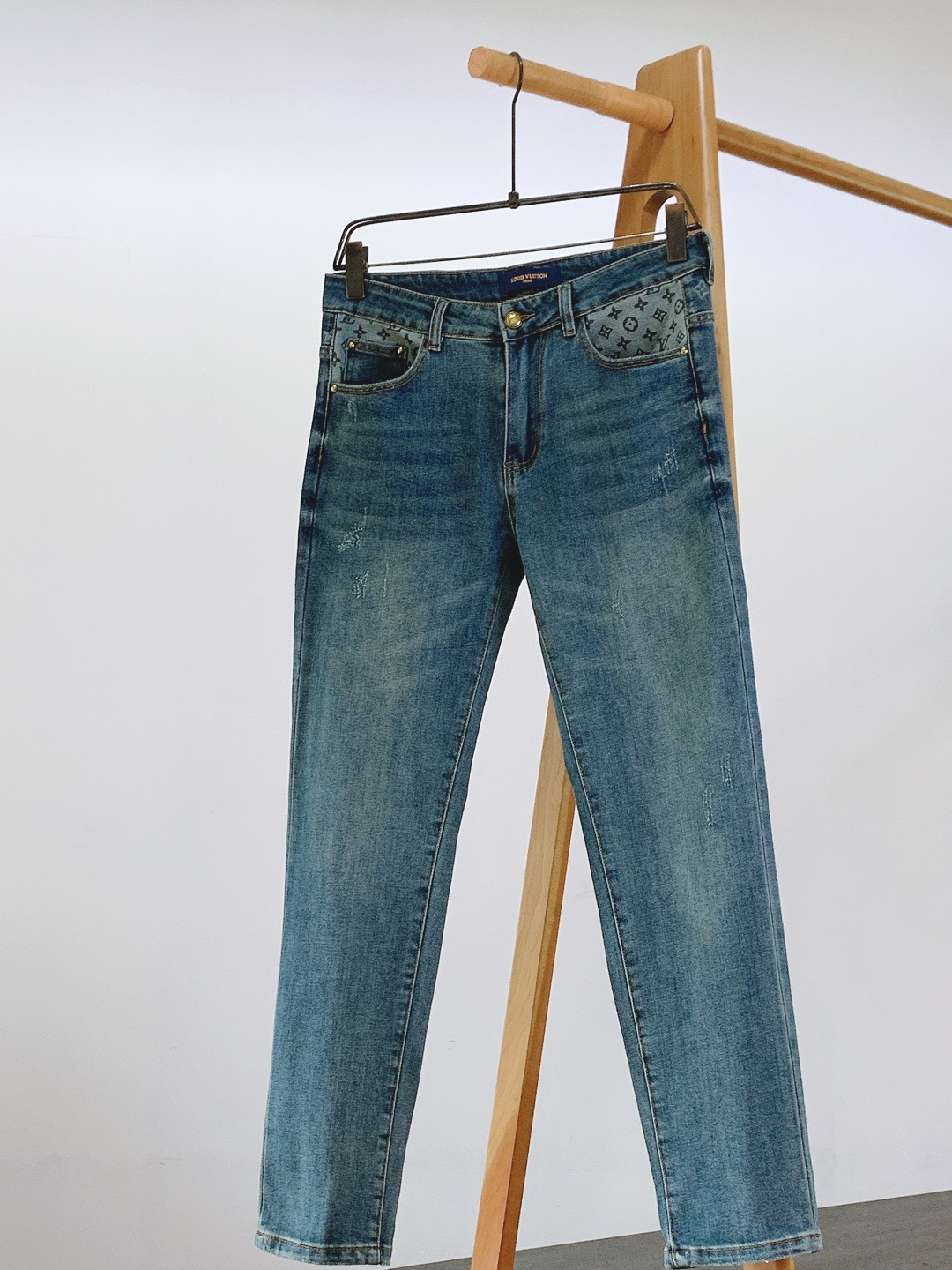 NO:729675,Support LouisVuitton after the New Year Louis Vuitton 2026SS early spring new product presbyopia embossed jeans | Retro wash + low-key presbyopia, a must-have for fashionistas!  The heavy denim fabric has a natural distressed texture with a filtered feel, the presbyopia embossing process is low-key and noble, and the brass hardware is full of details. The upper body is fashionable and versatile, and a pair of pants can be worn in all seasons!  …………………………………………… Size29-38,,louis vuitton,louis vuitton,jeans,19860909支持年后 LouisVuitton 路易威登 2026SS早春新品 老花压印牛仔裤｜复古水洗+低调老花,时髦精必入！ 重磅牛仔面料,自然做旧肌理自带滤镜感,老花压印工艺低调显贵,黄铜五金细节满满. 上身时尚百搭,一条裤子穿遍四季风格！ …………………………………………………… Size29-38,,louis vuitton,louis vuitton,jeans,,Men's clothing